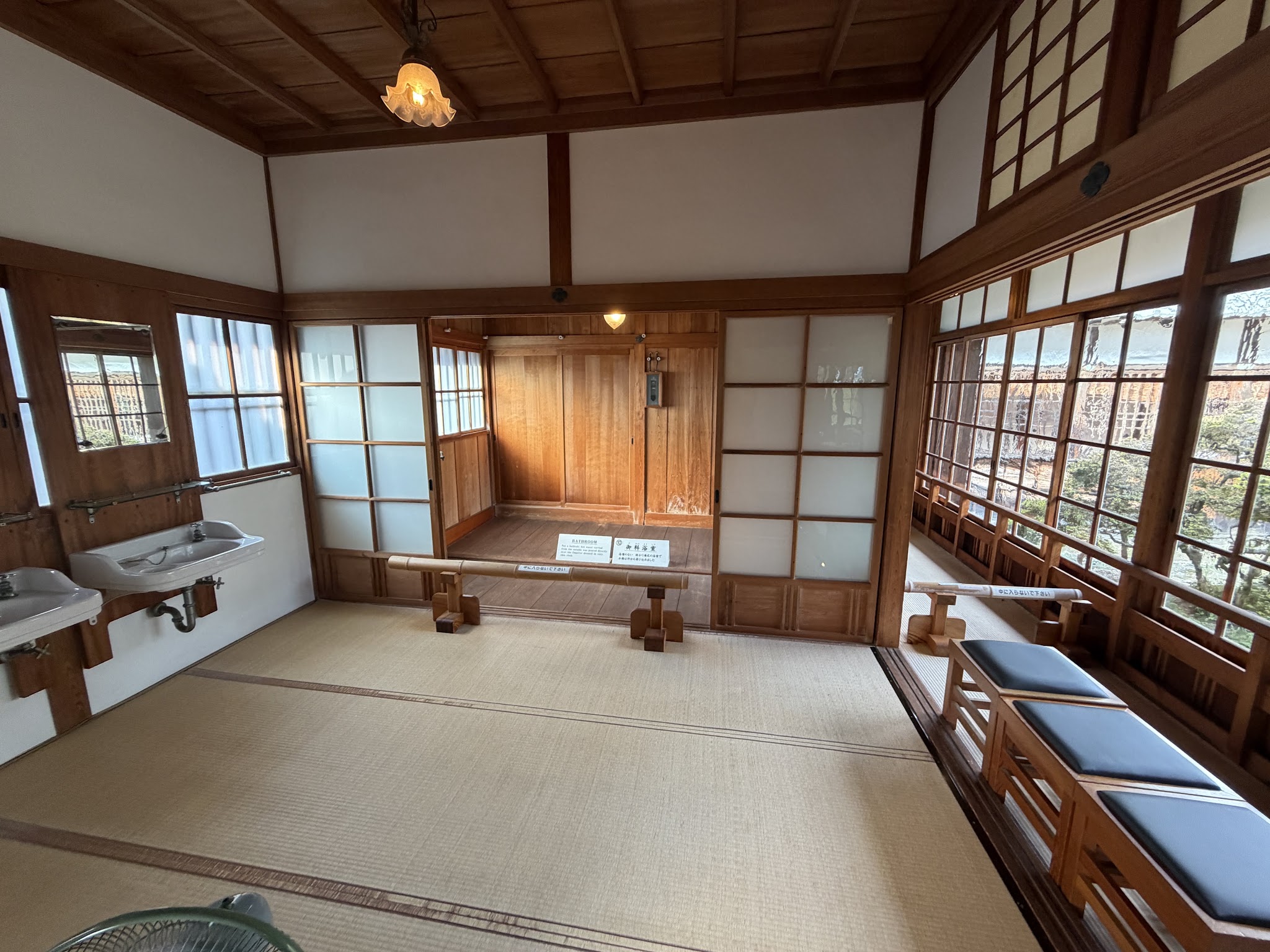 二つの洗面台と木製建具がある西附属邸の一室