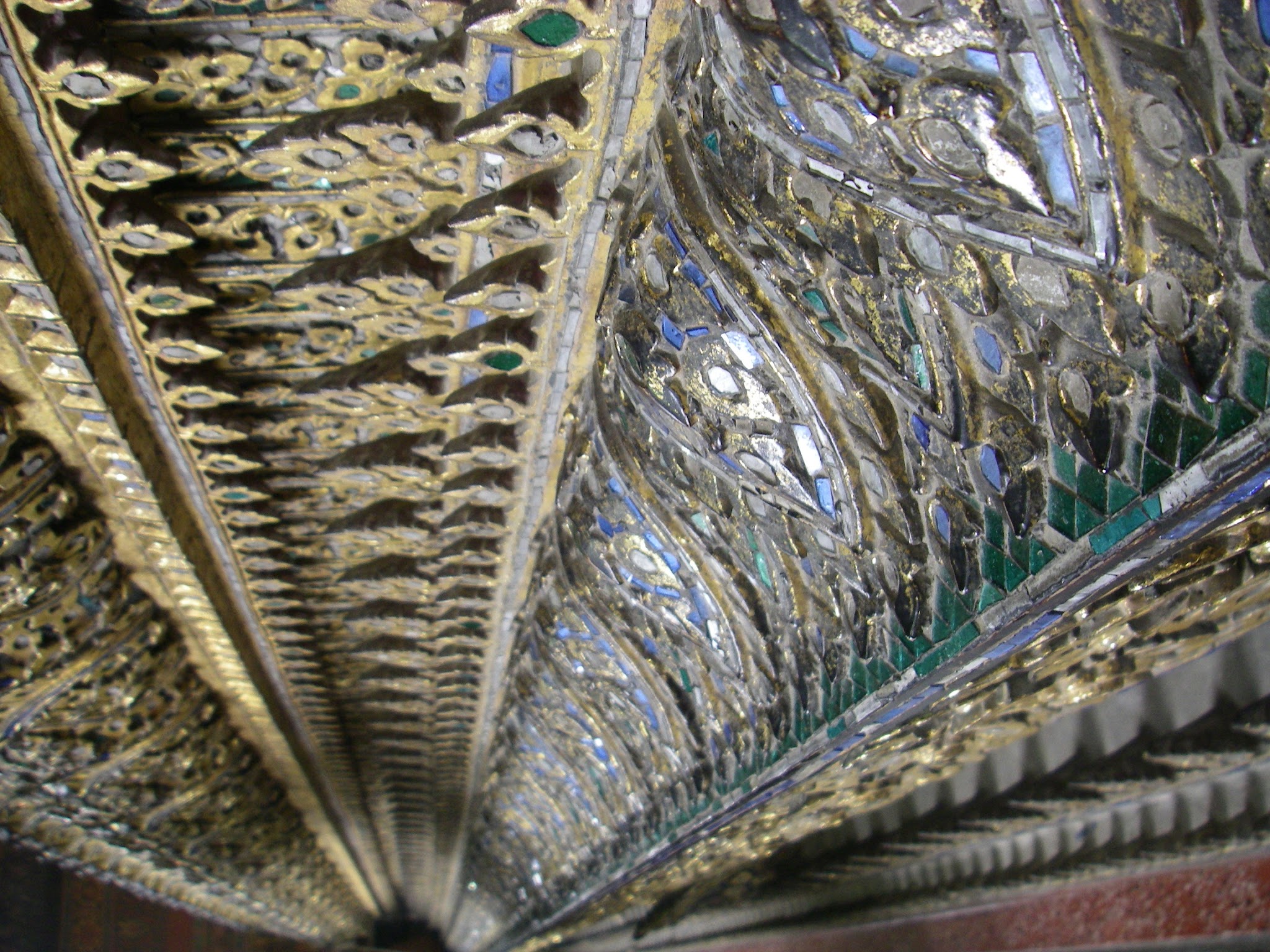 金色の縁取りの中に鏡や色ガラスがはめ込まれた軒下