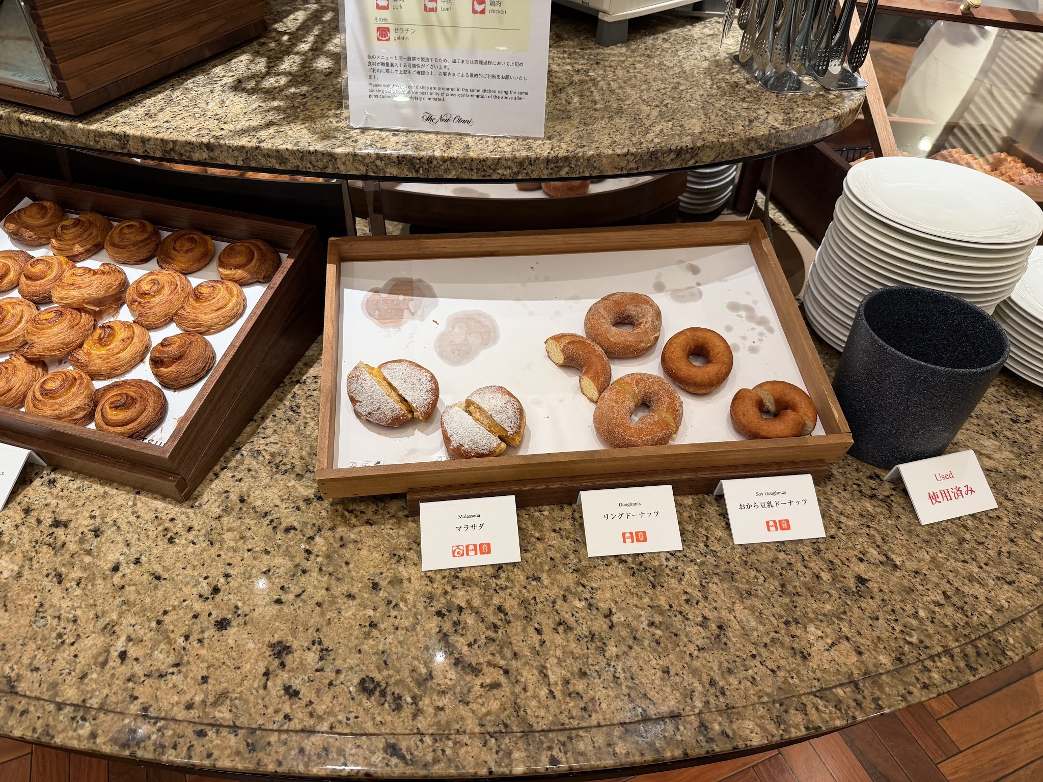 マラサダ、リングドーナツ、おから豆乳ドーナツの料理台