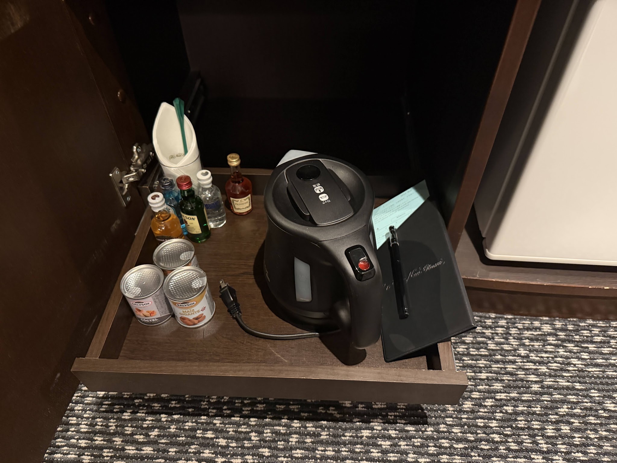 ミニバーの備品と湯沸かし器