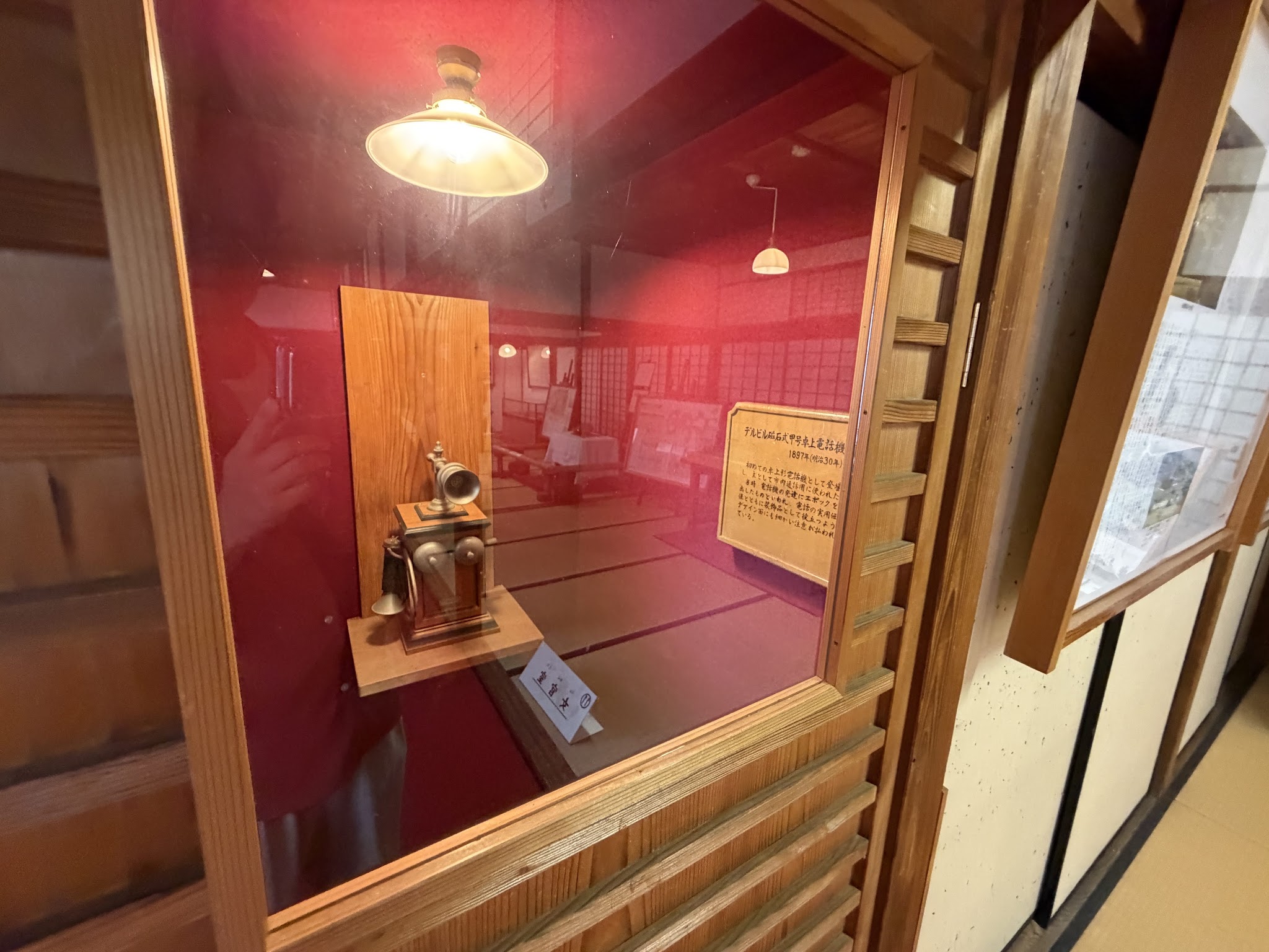 展示ケースに収められた古い電話機