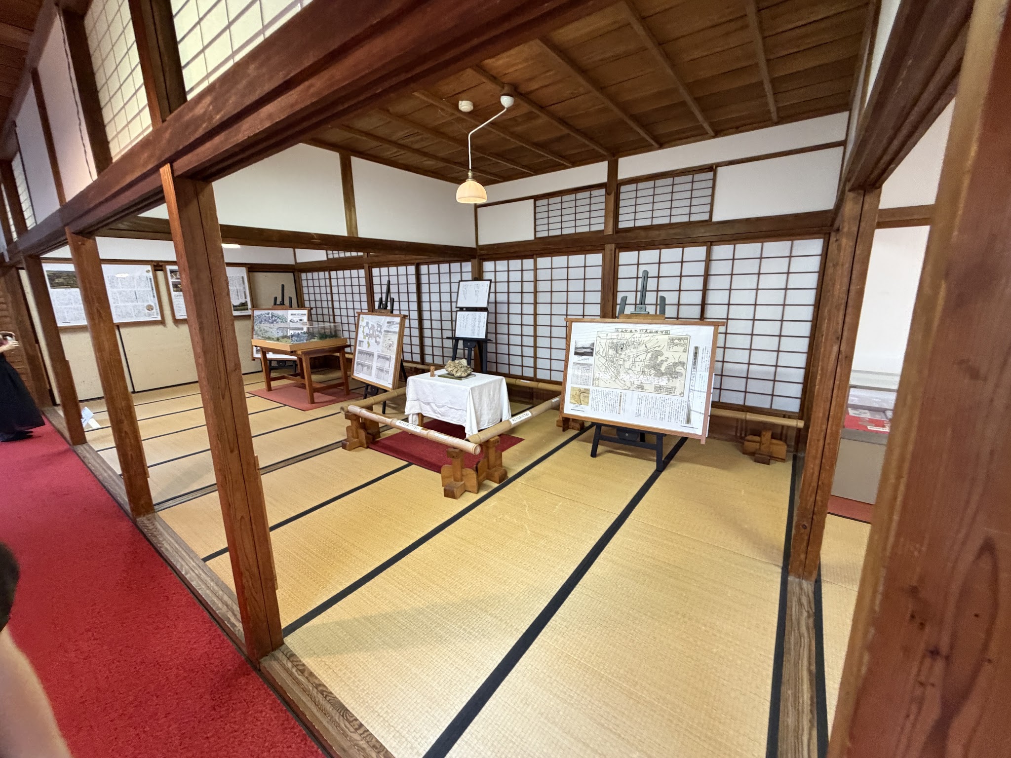 畳の部屋に古地図や模型が並ぶ展示室