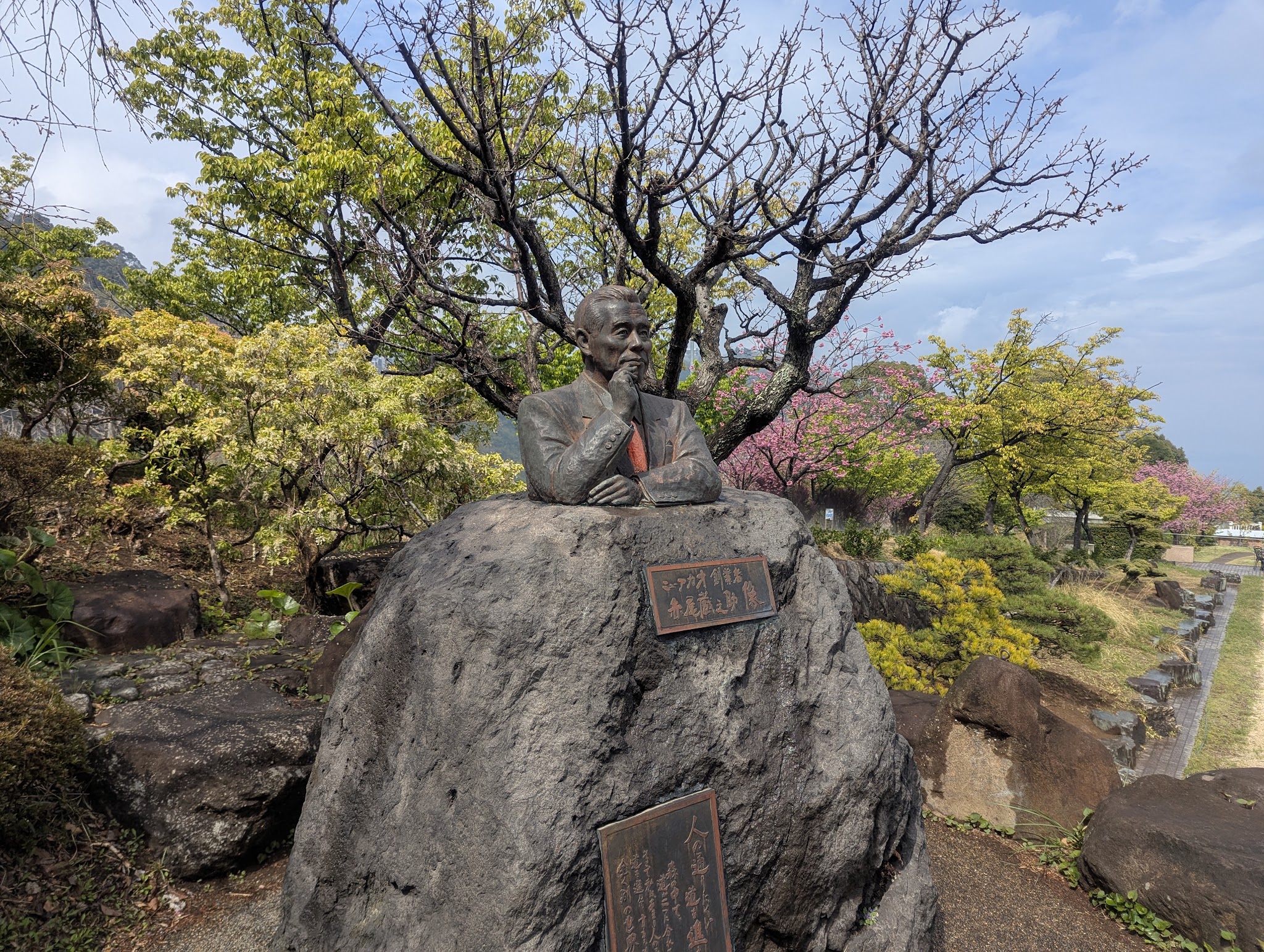 園路脇に立つ胸像
