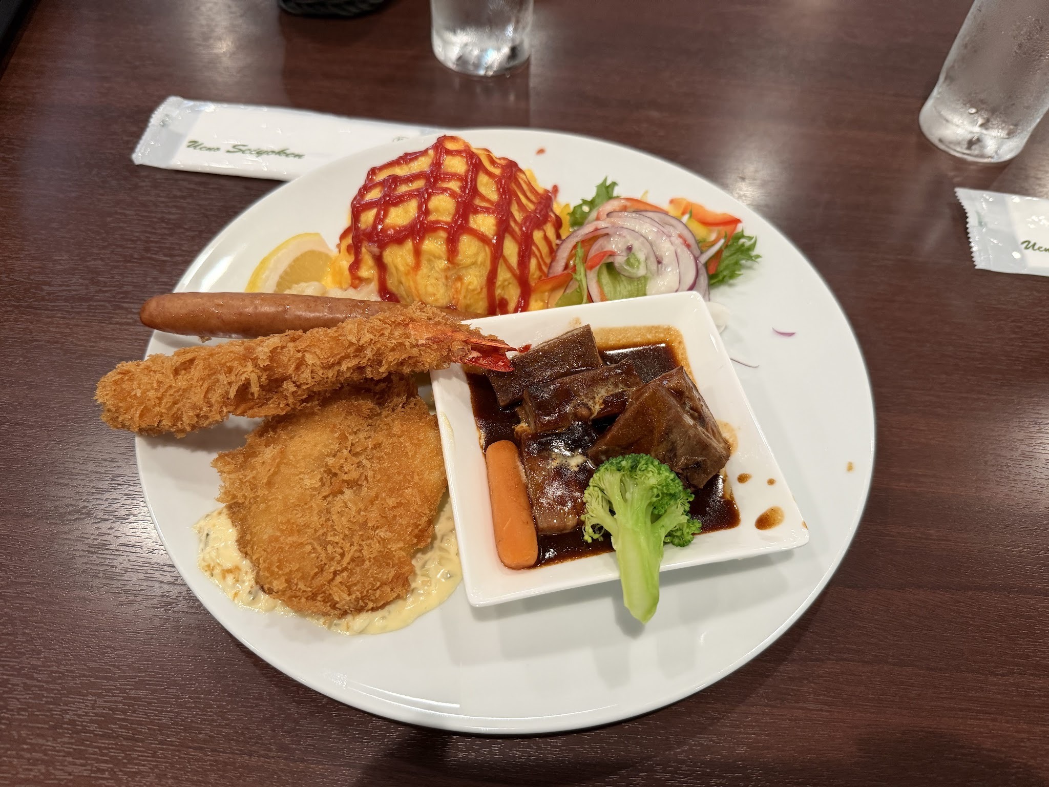 ミューズプレートのオムライス、フライ、ビーフシチューとサラダ
