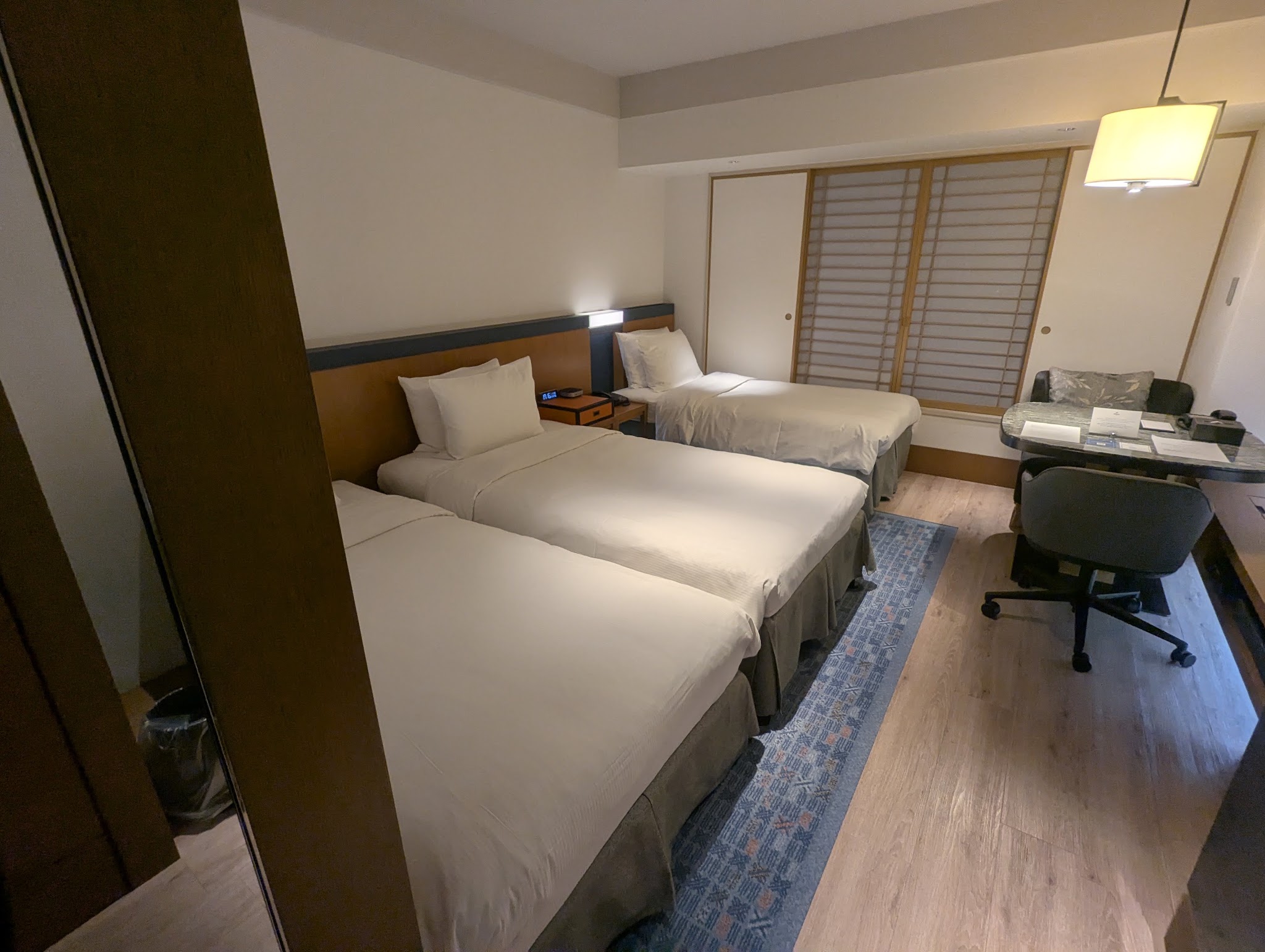 ヒルトン名古屋｜入口側から見たベッドと通路