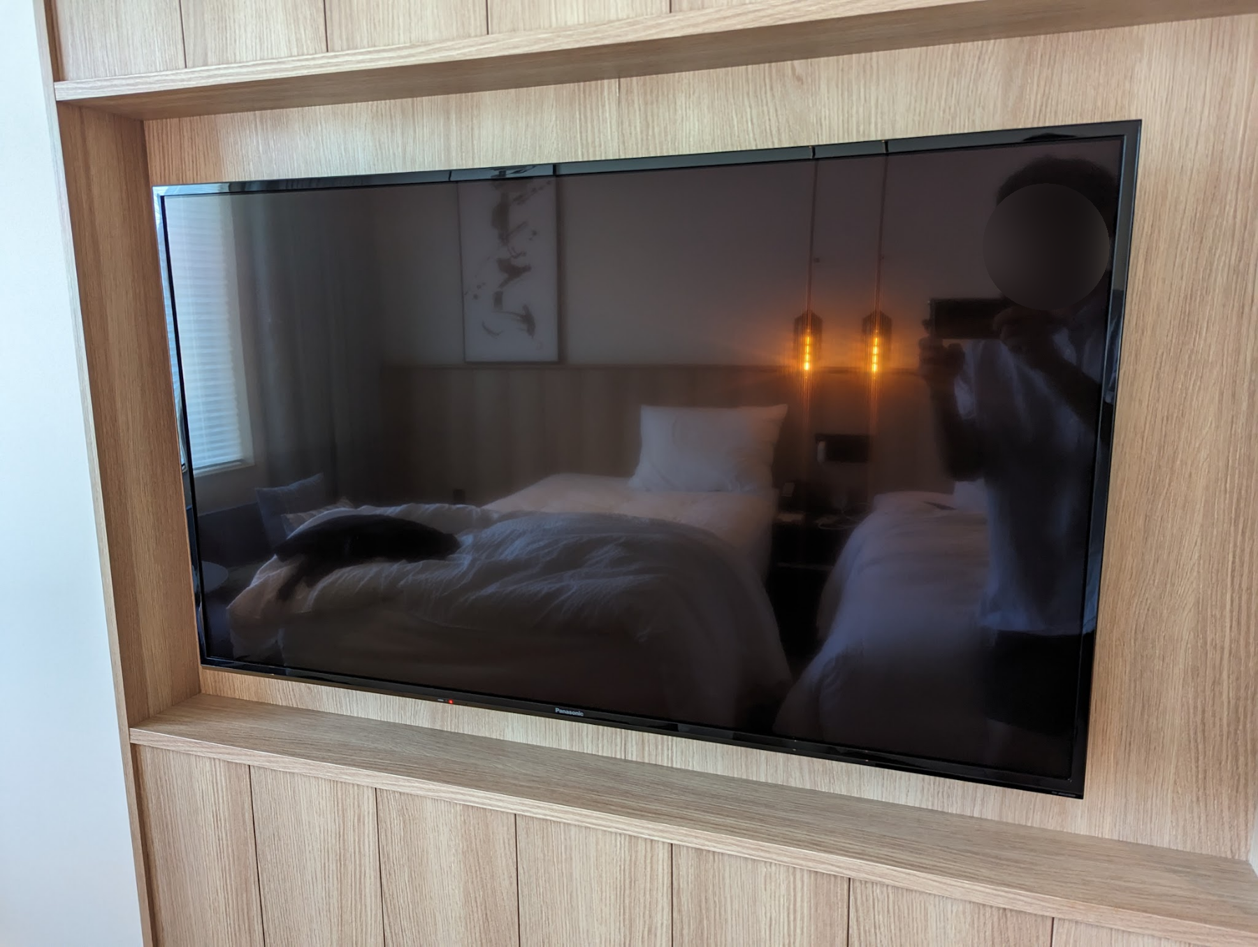 客室の木目の壁に設置されたテレビ