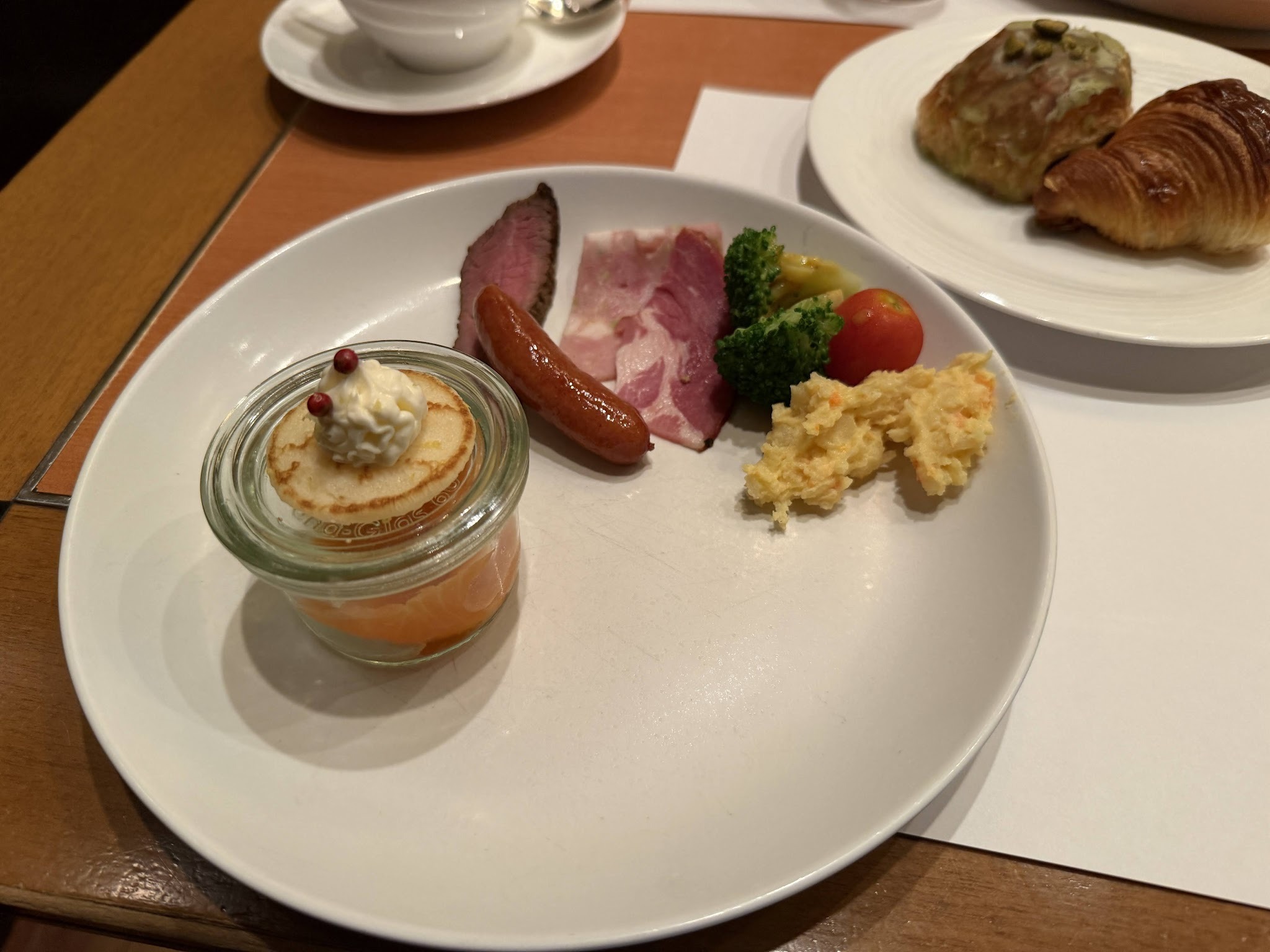 前菜と肉料理を取った最初の皿