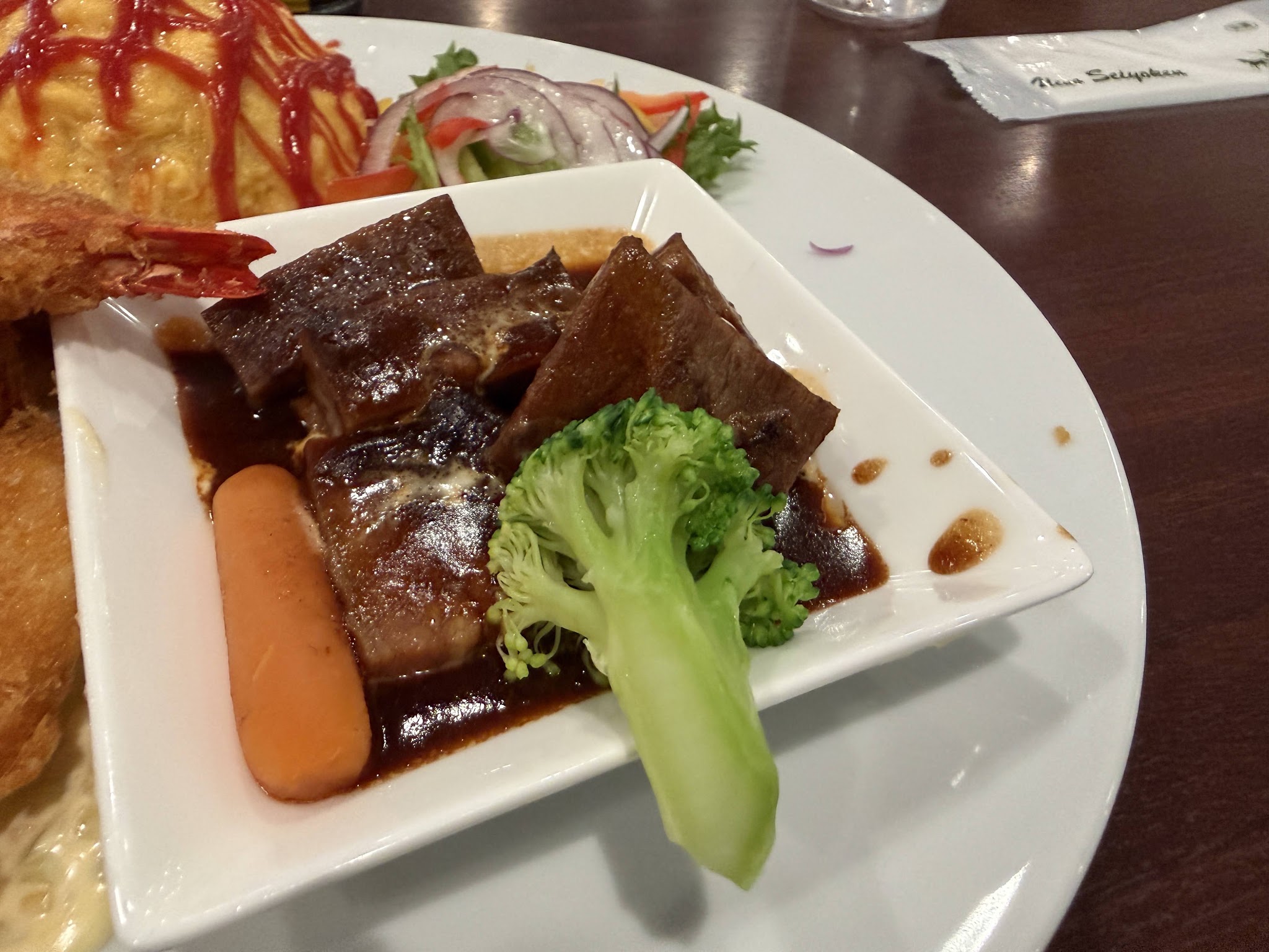 ミューズプレートのビーフシチューに入った大きな肉と野菜