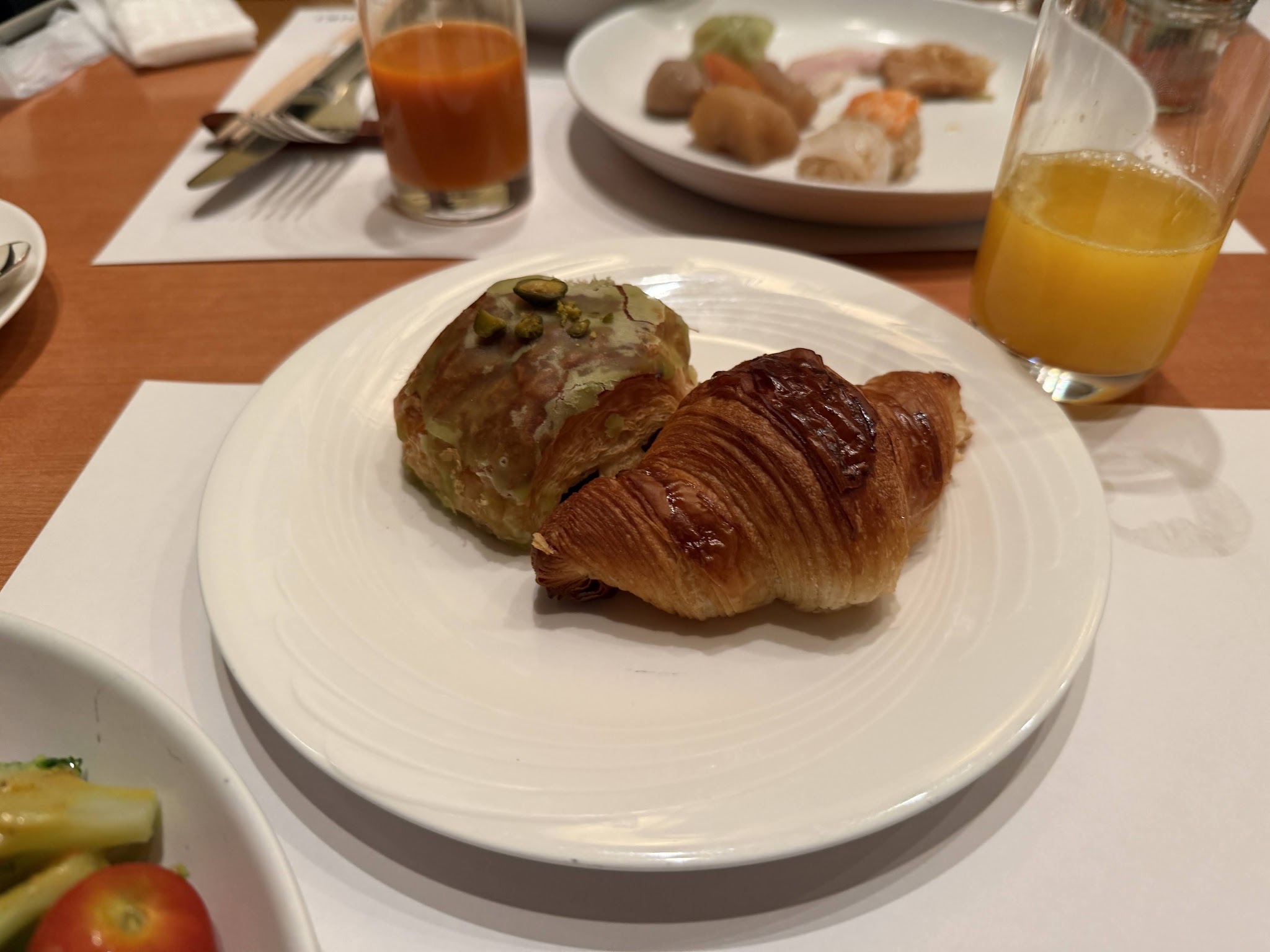 ピスタチオをのせたパンとクロワッサン