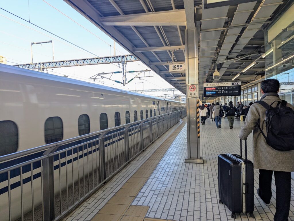 小田原駅の新幹線ホームと停車中の新幹線