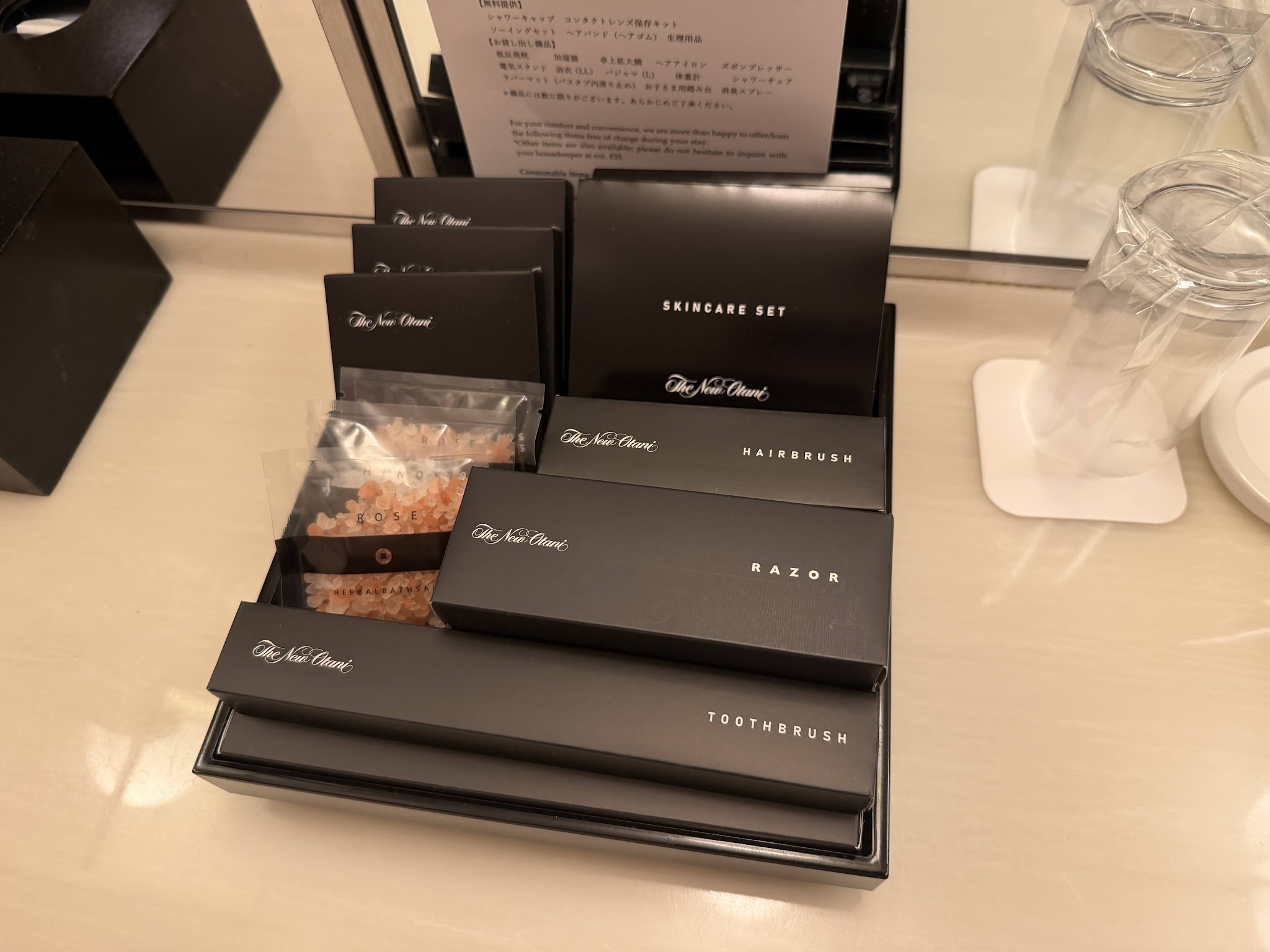 ブラシやシェーバーなどの小物