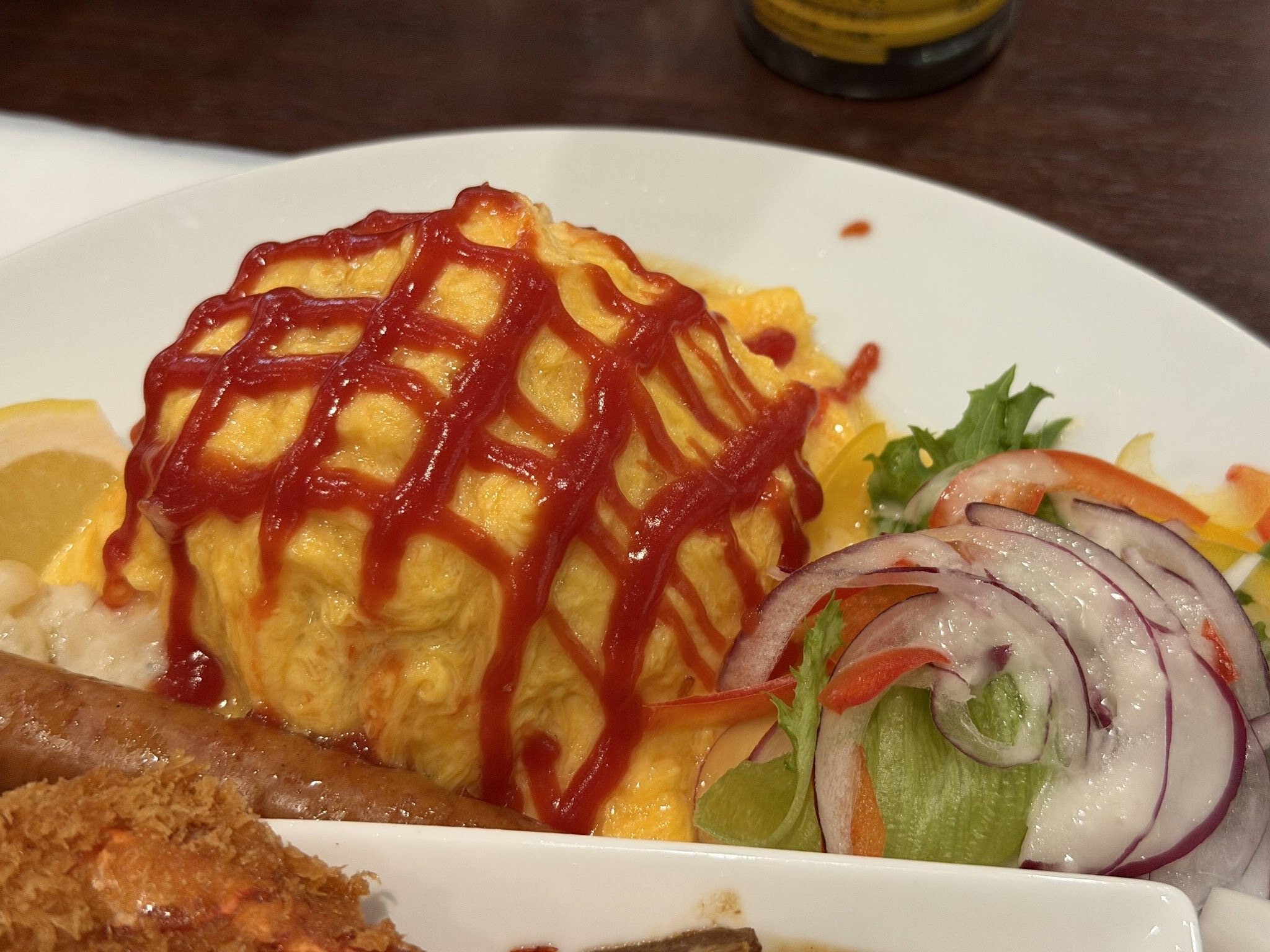 ケチャップをかけた小ぶりのオムライス