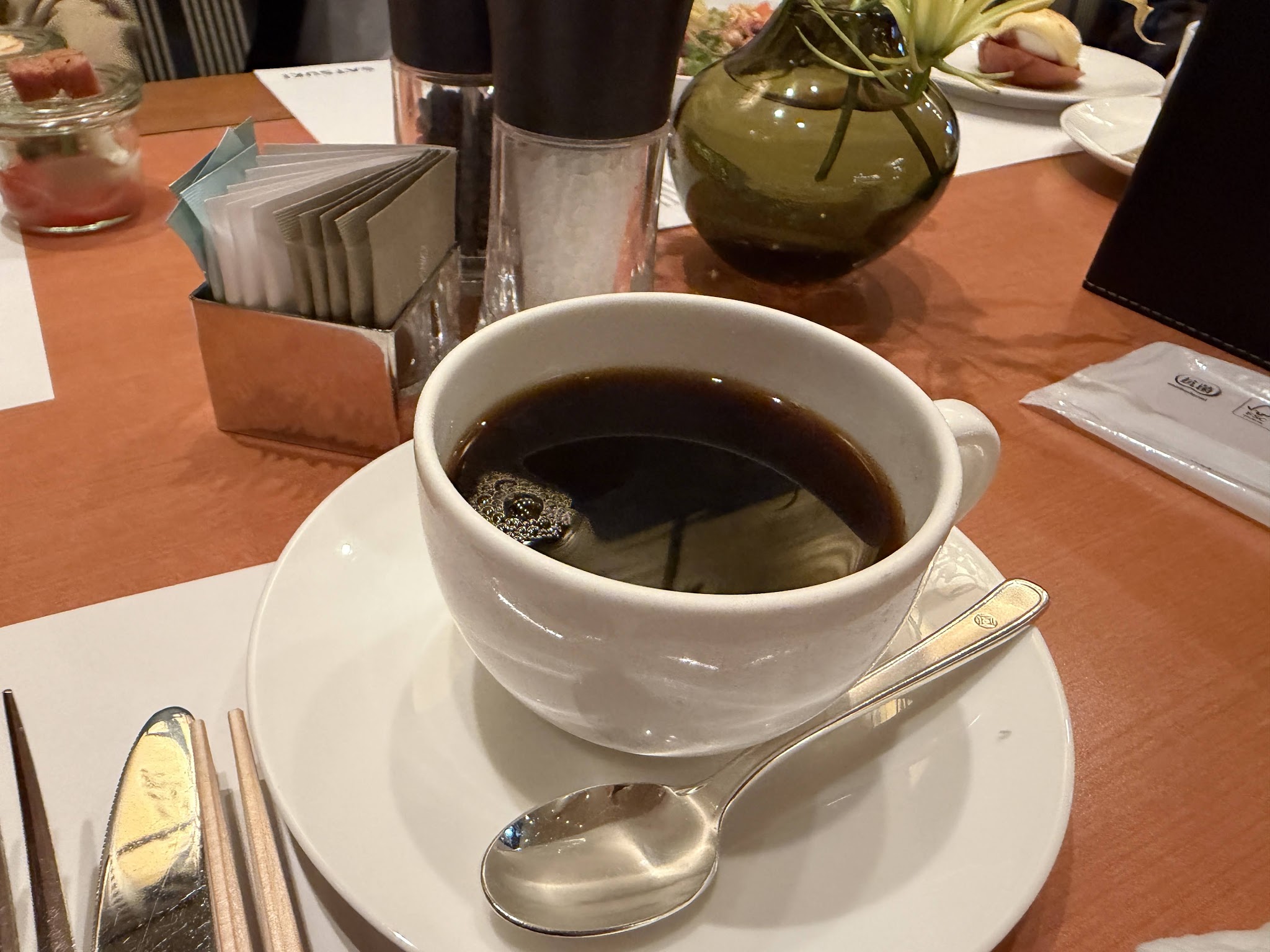 テーブルに運ばれたコーヒー