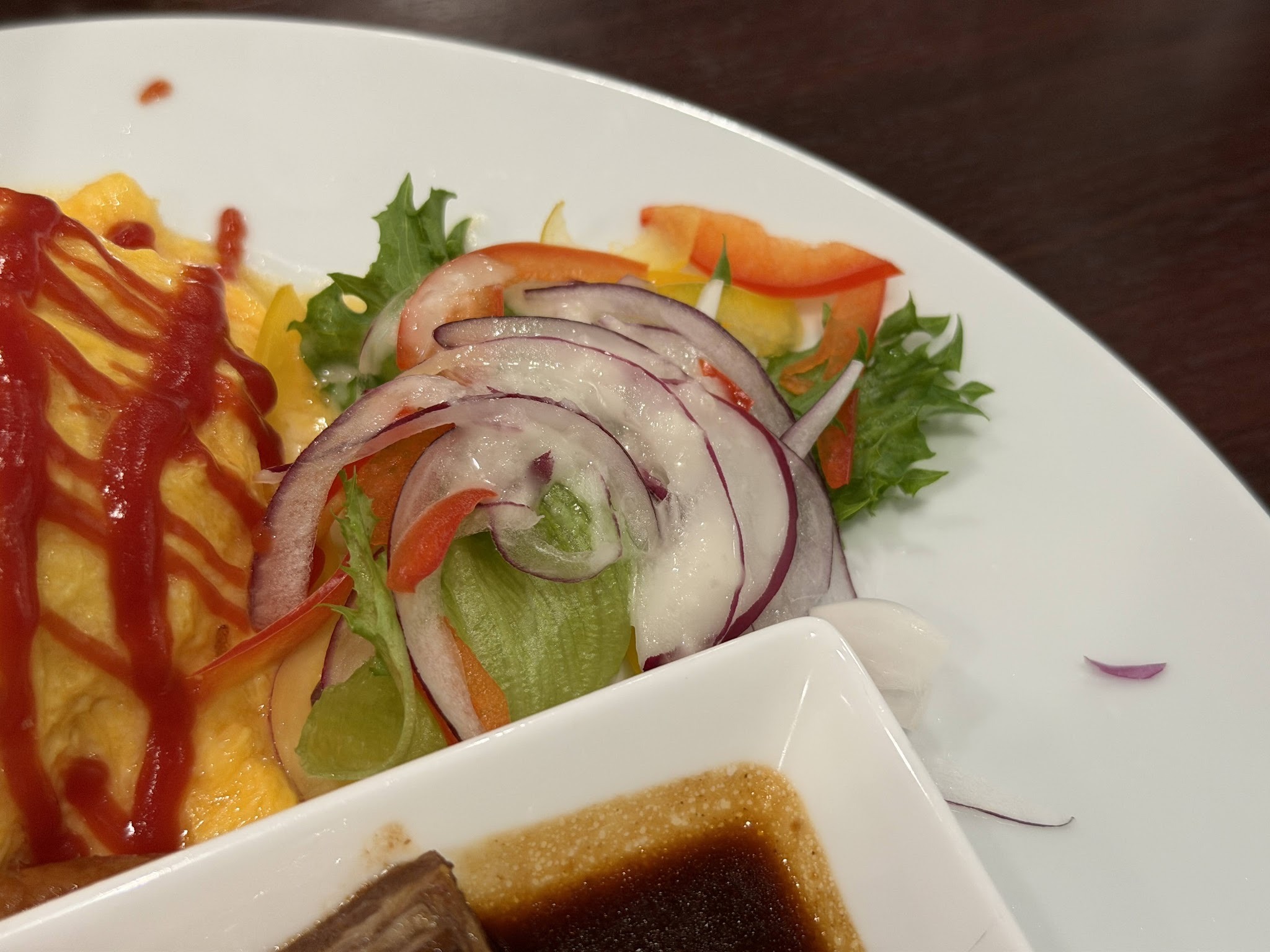 レタスや紫玉ねぎなどを添えたミューズプレートのサラダ