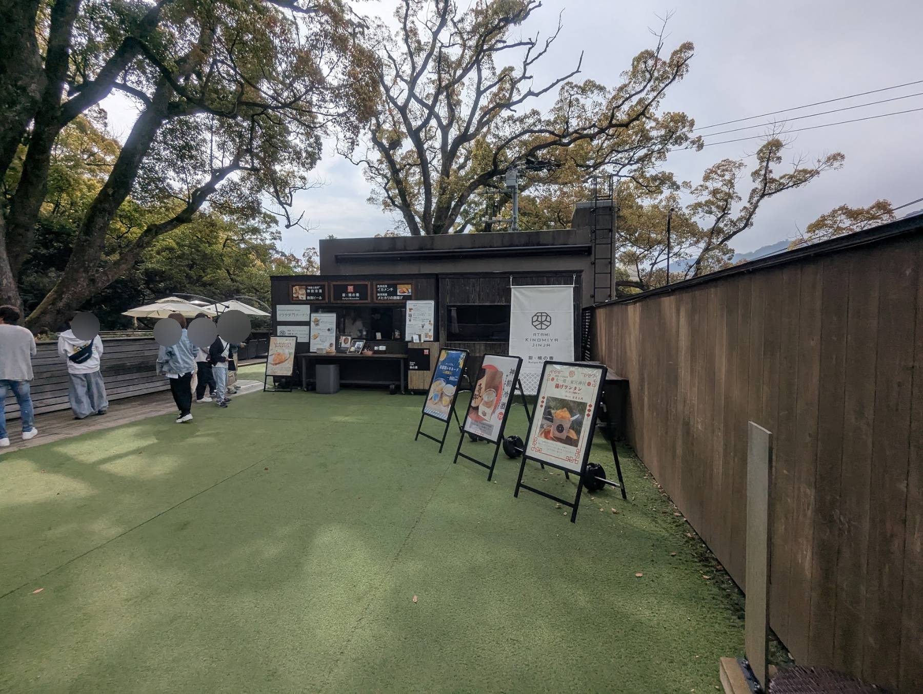 厨・楠の香の外観と屋外のメニュー看板