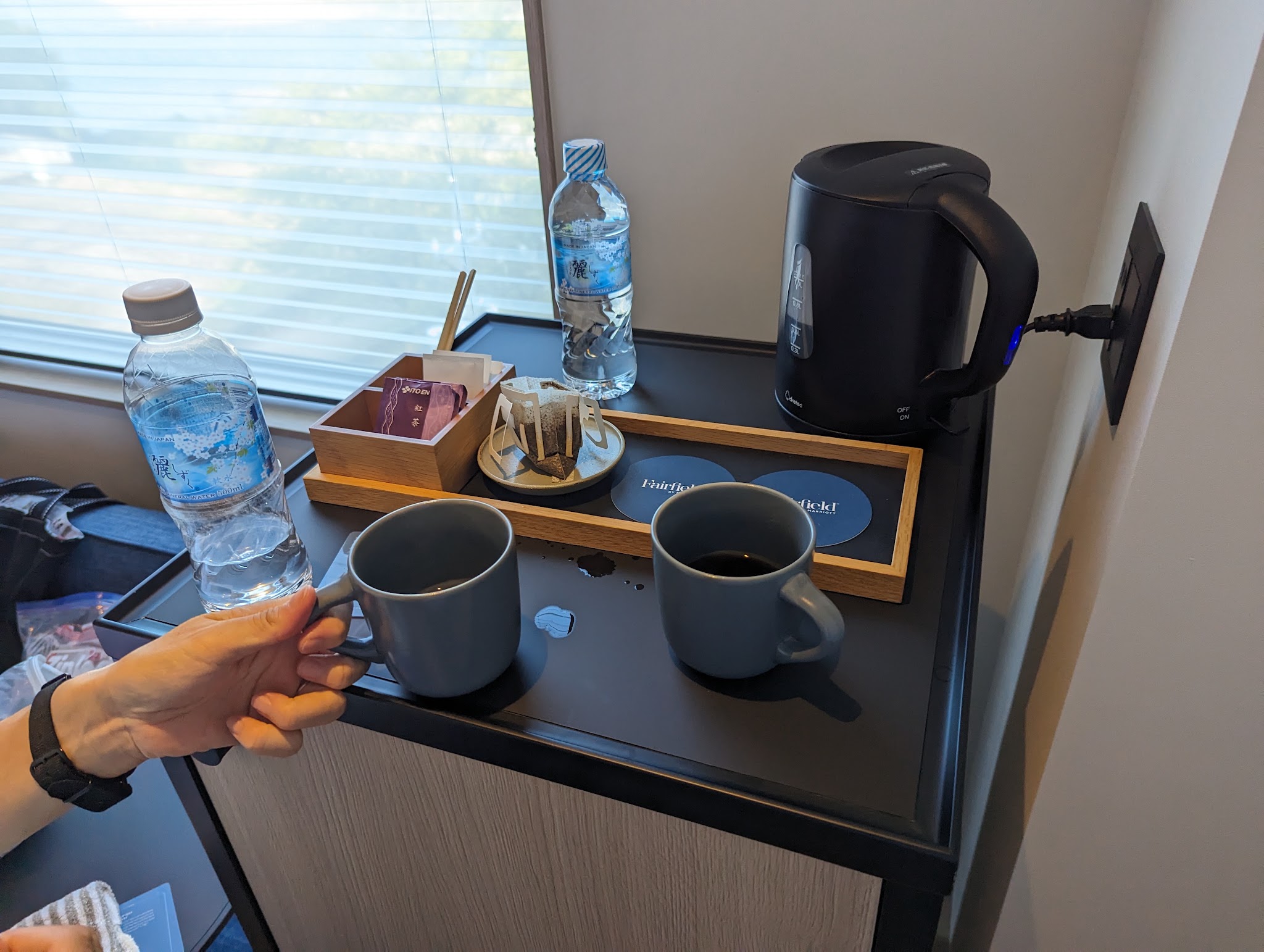 窓際の台に並ぶカップと電気ケトル