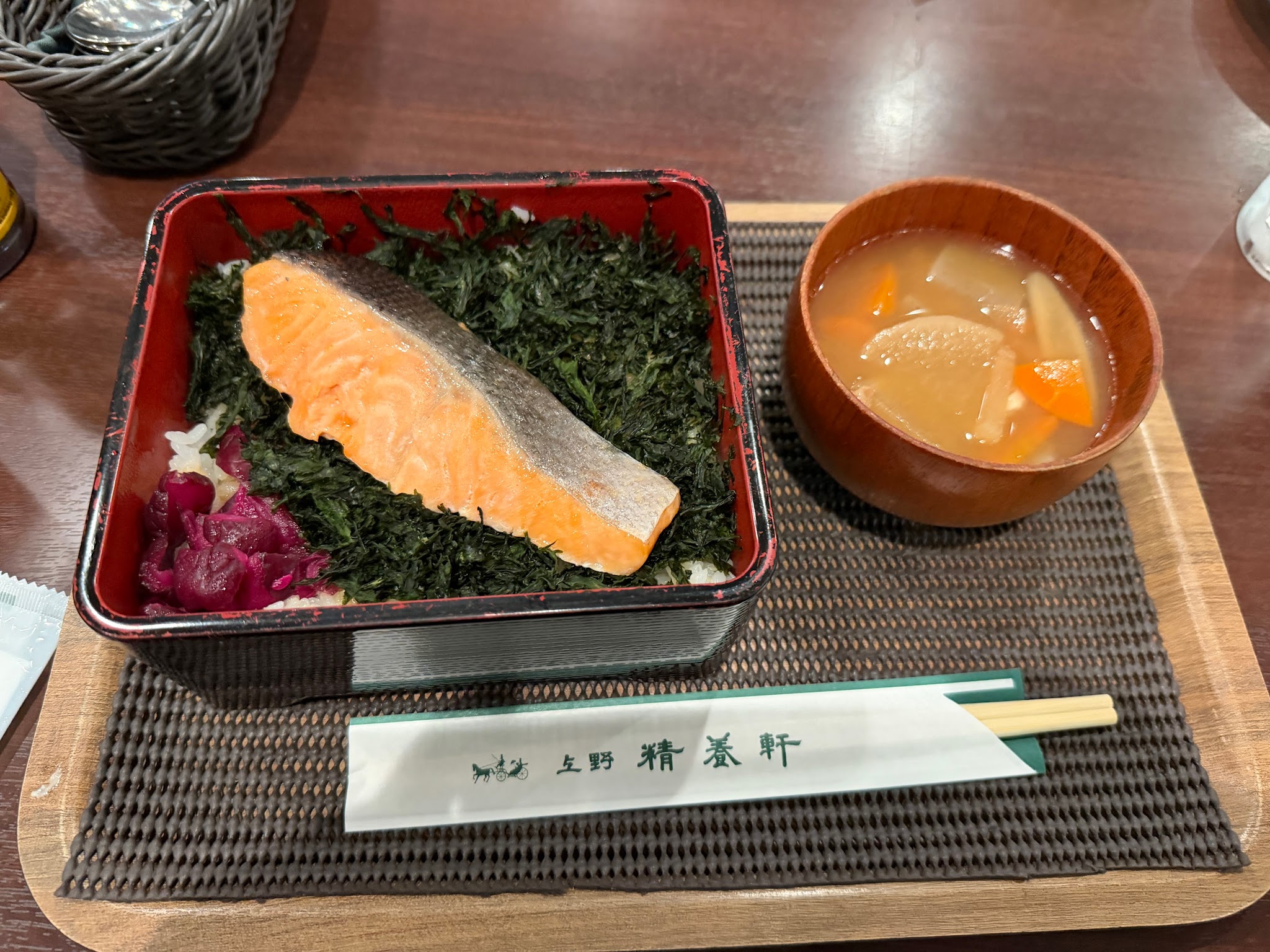 銀鮭海苔弁当と豚汁を並べた全体