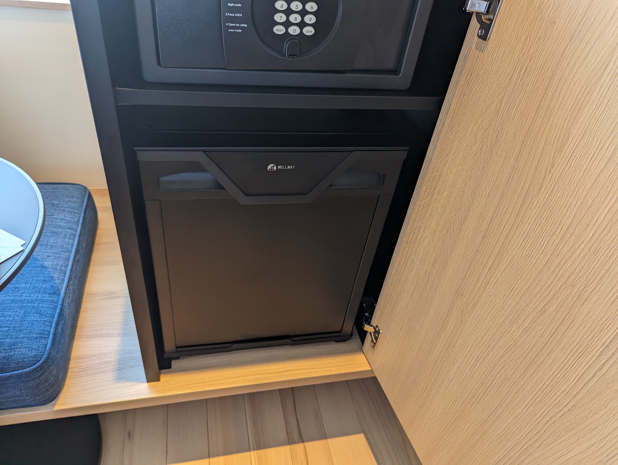 金庫の下に設置された小型冷蔵庫