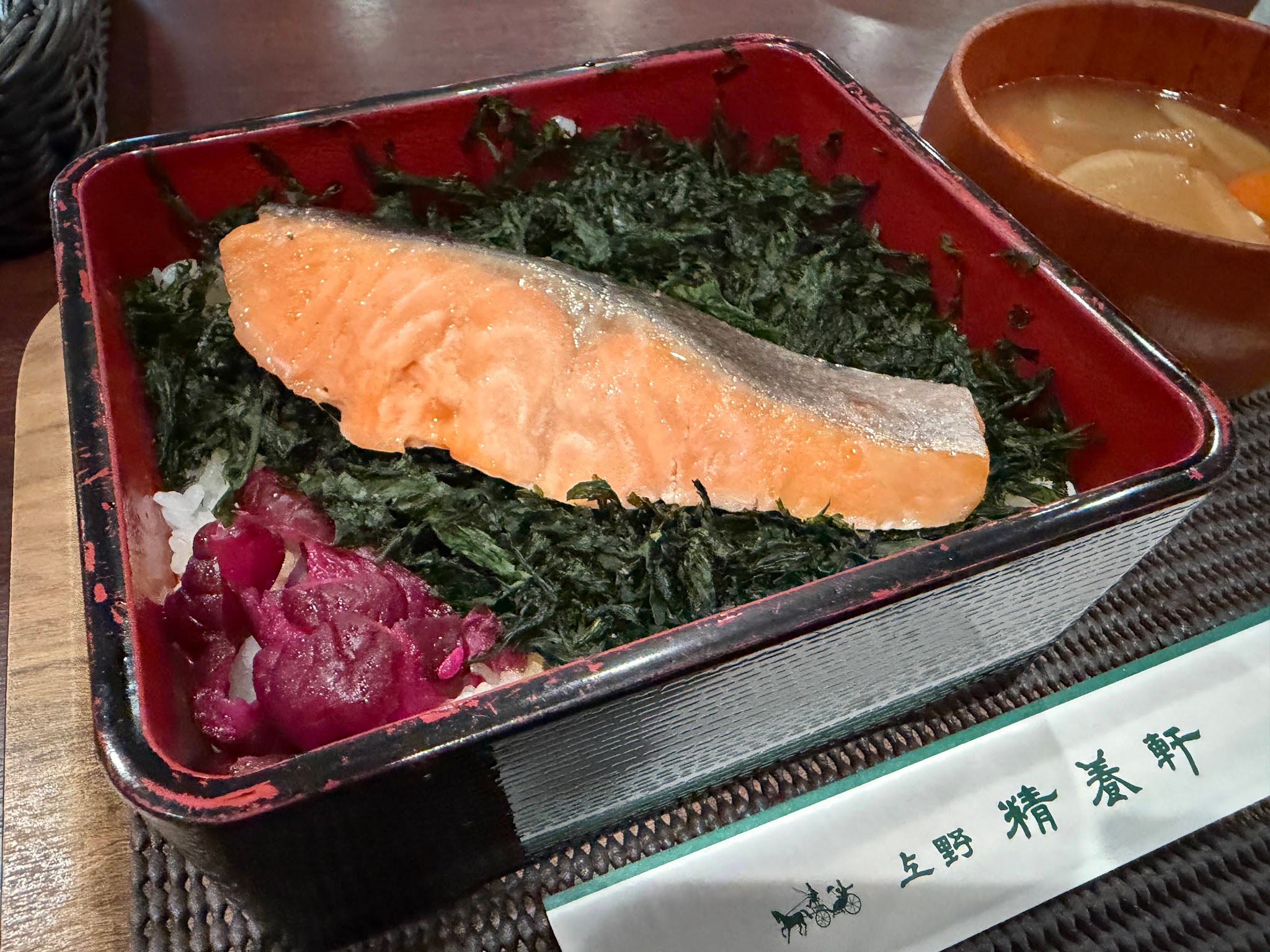 海苔を敷いたご飯の上に載る厚みのある銀鮭