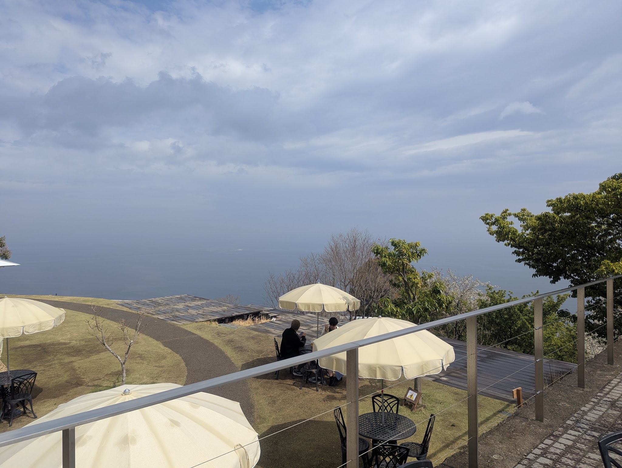 海を望むパラソル付きの屋外席