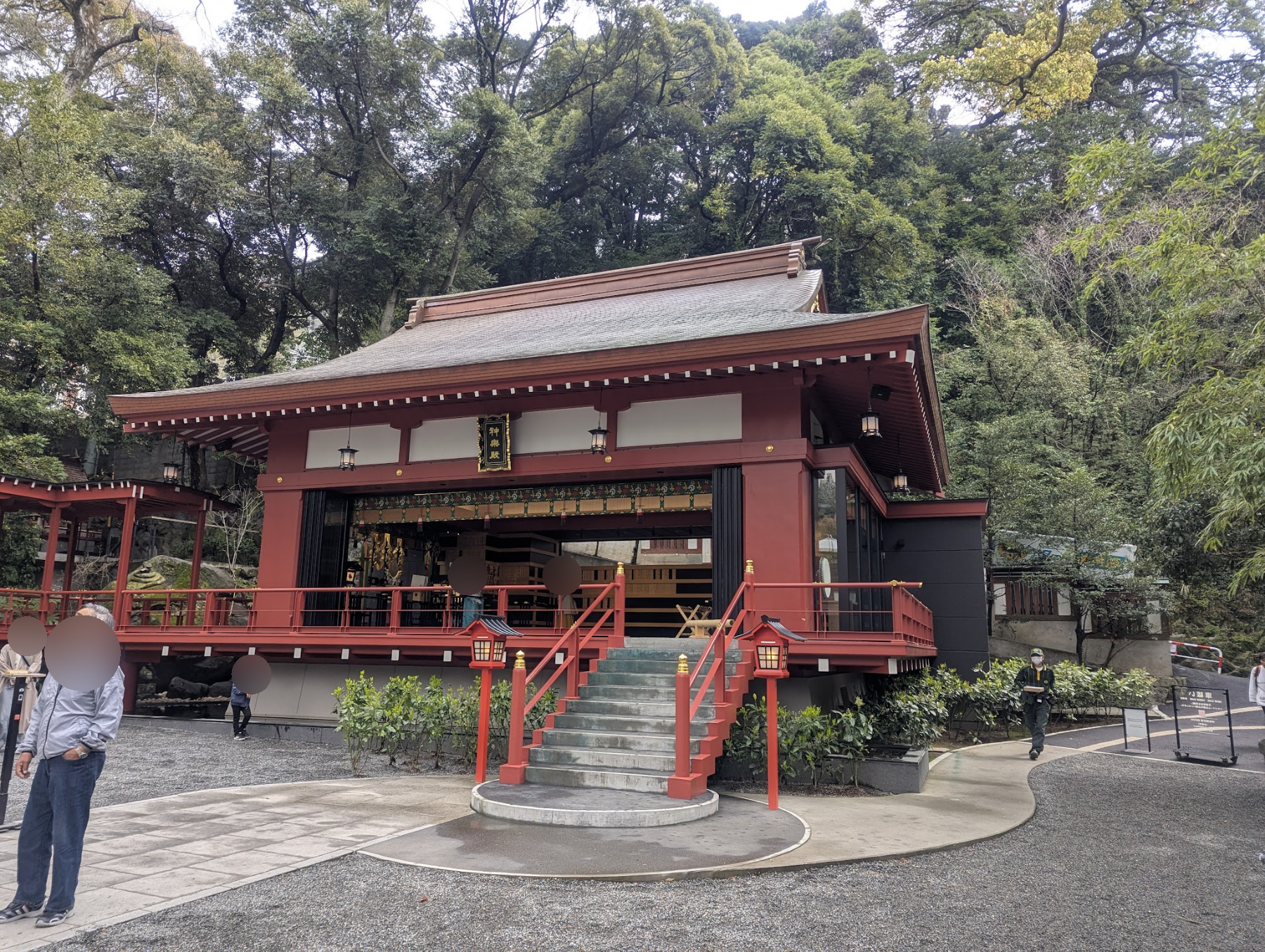 赤い柱と神楽殿の扁額が見える建物
