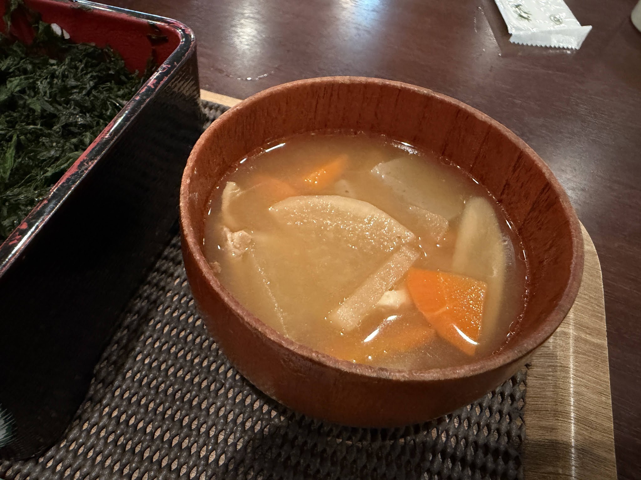 大根やにんじんなどの具が入った豚汁