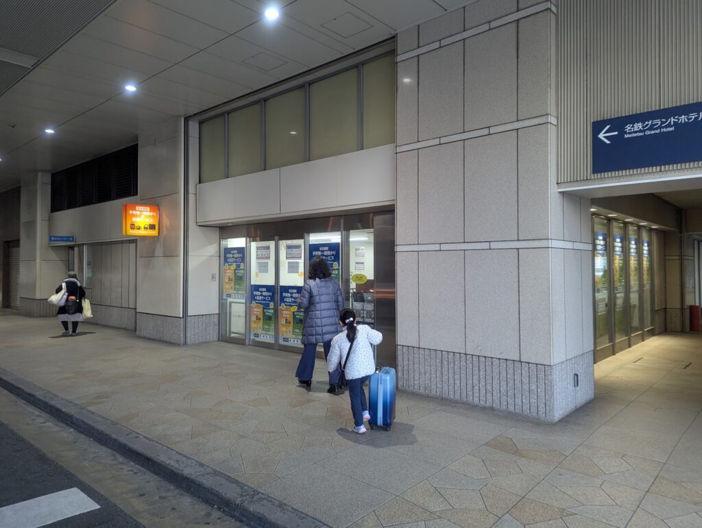 手荷物の窓口付近の建物外側と歩道