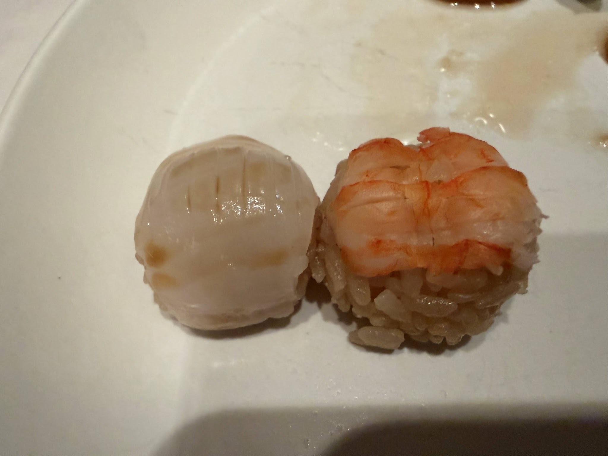 皿に取ったいかと海老のてまり寿司