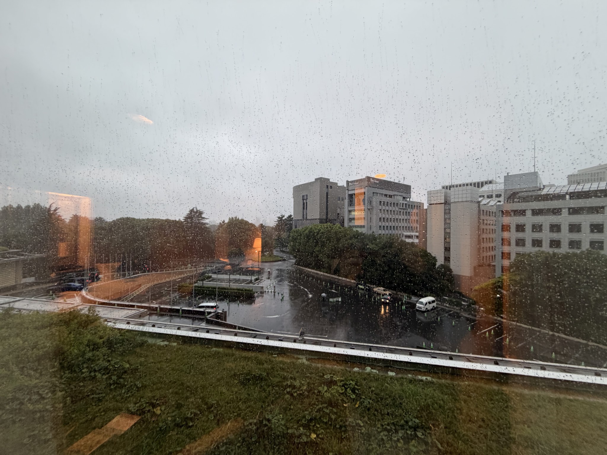 ホテルニューオータニからの雨の日の客室から見えた水辺と建物