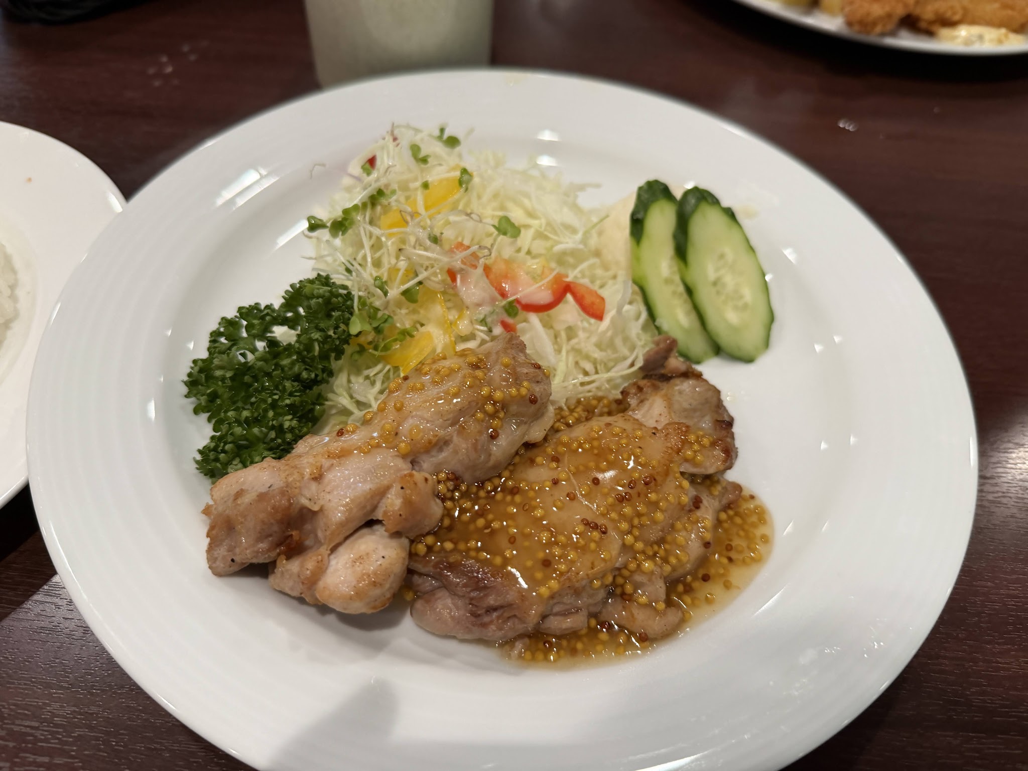 鶏もものソテー2つにマスタードソースをかけたランチ
