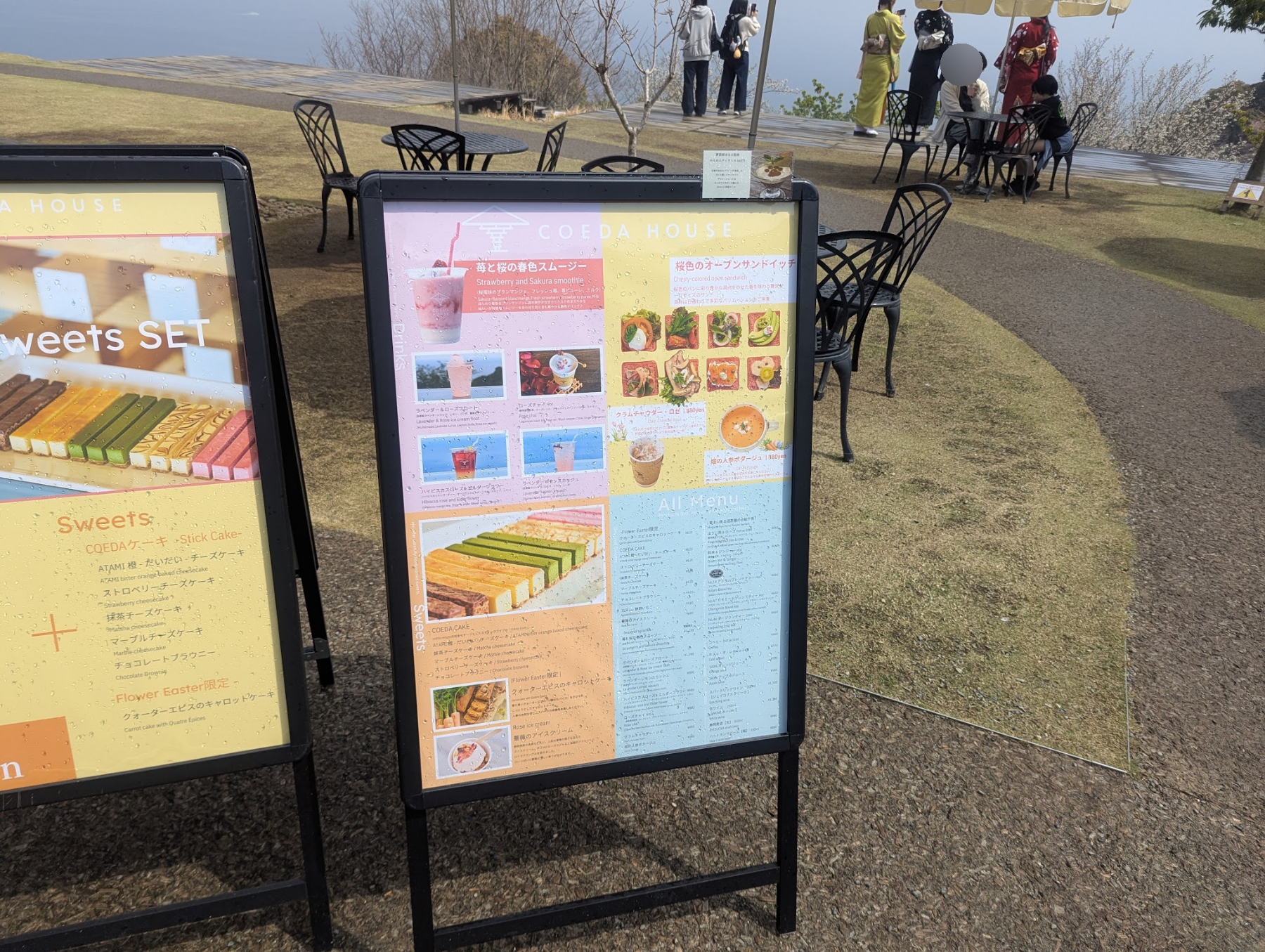 カフェ前に掲示されたドリンクなどのメニュー