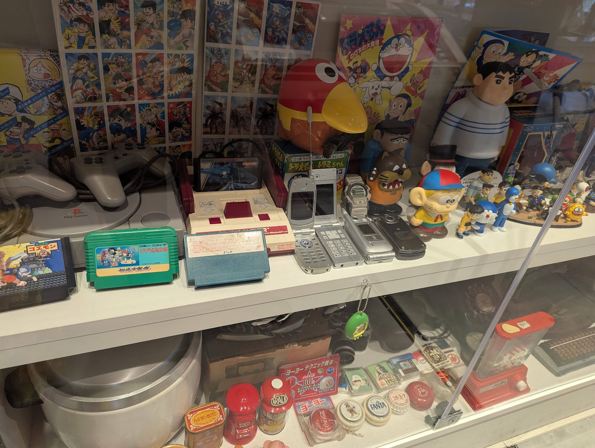 ファミリーコンピュータと折りたたみ式携帯電話