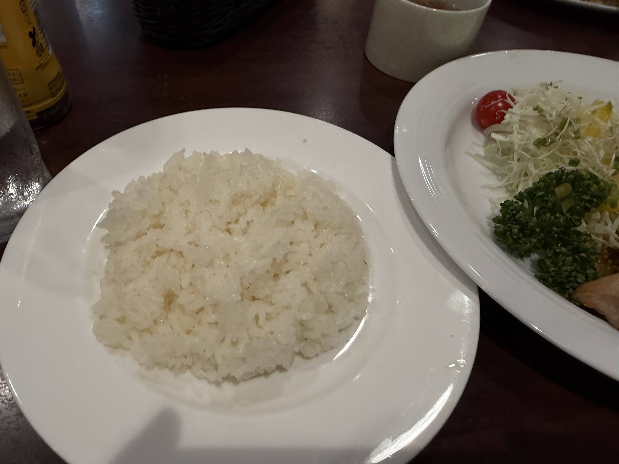 チキンソテーに付いた白いご飯