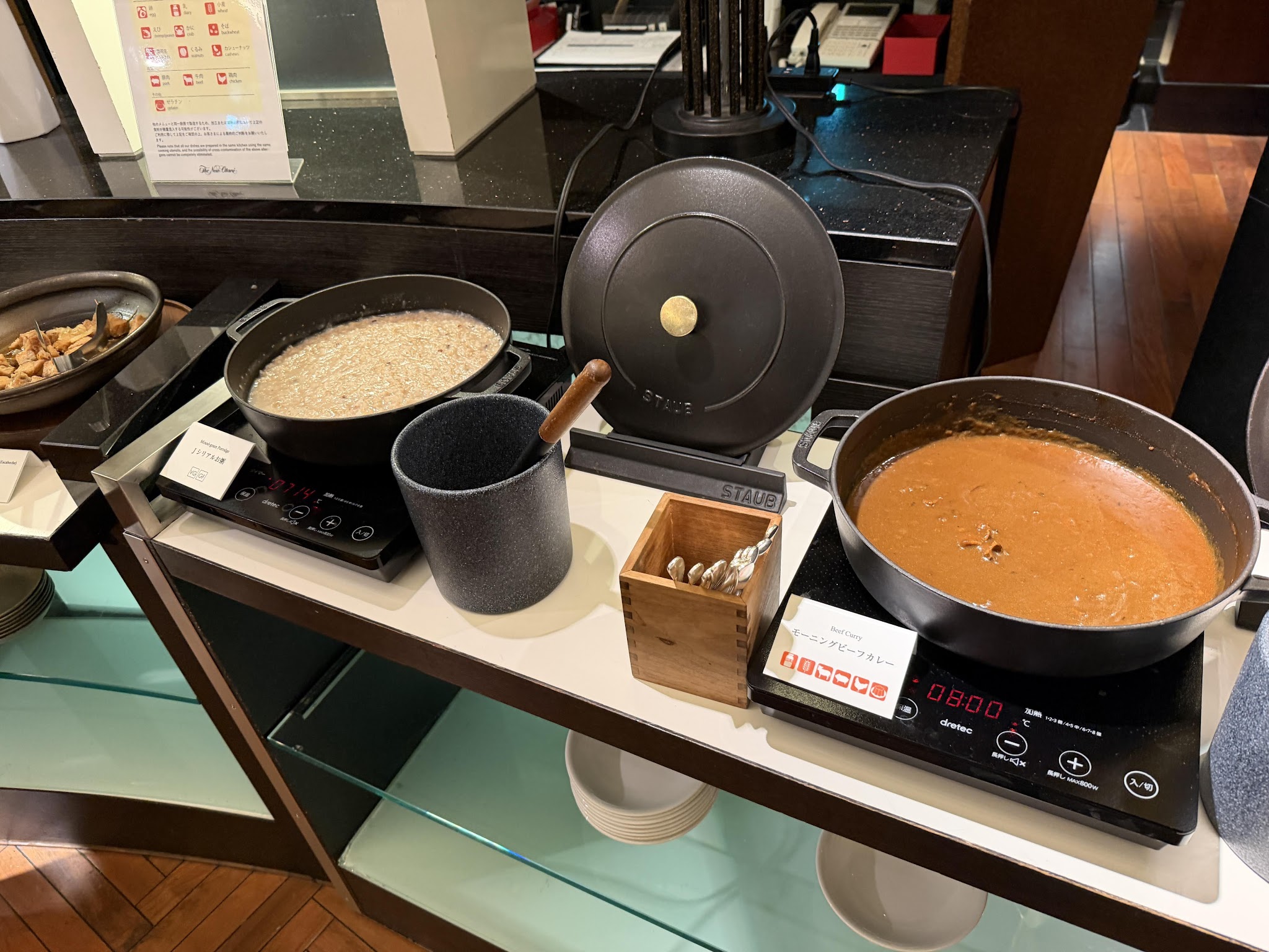 モーニングビーフカレーとJシリアル粥の料理台