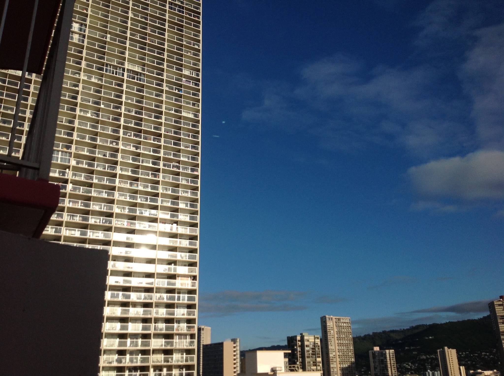 隣に建つ高層ビルと青空