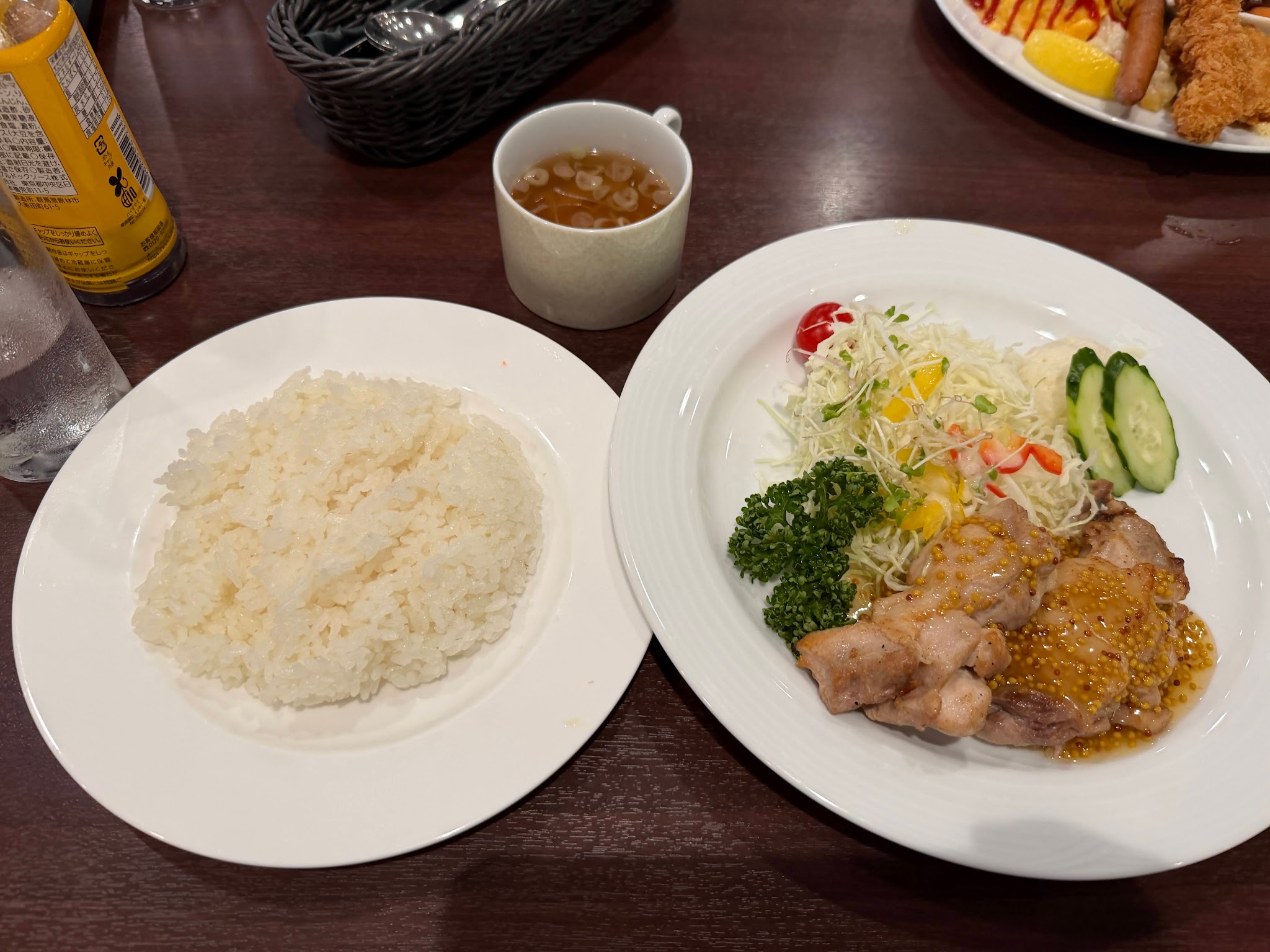 チキンソテー、ご飯、スープを並べたランチ一式