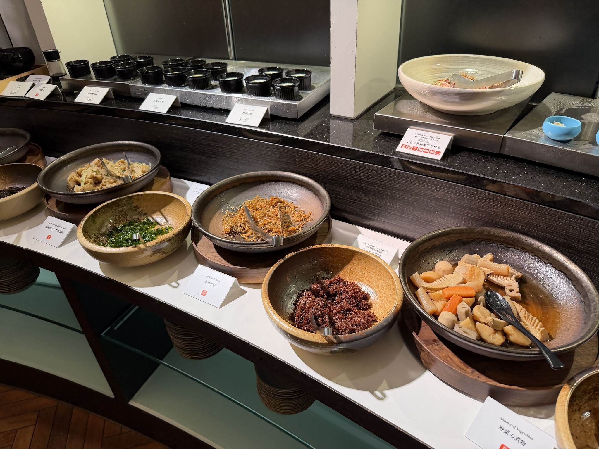 野菜の煮物、葉唐辛子、梅じゃこなどの料理台