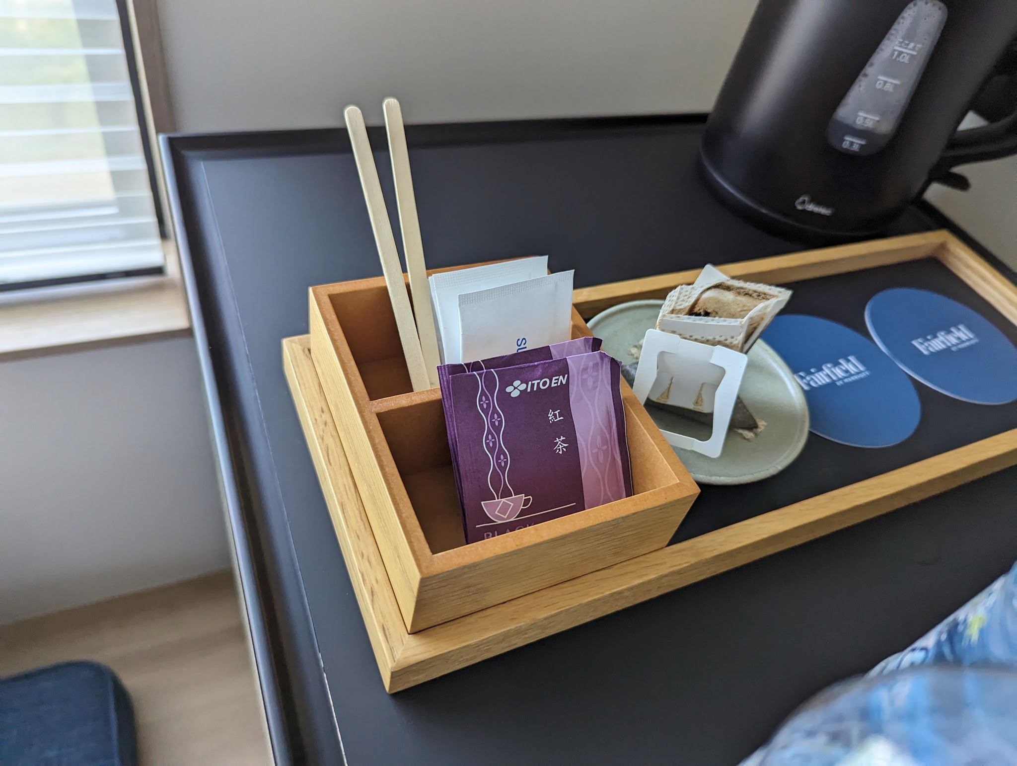 木のトレーにまとめられた飲み物の小袋とカップ