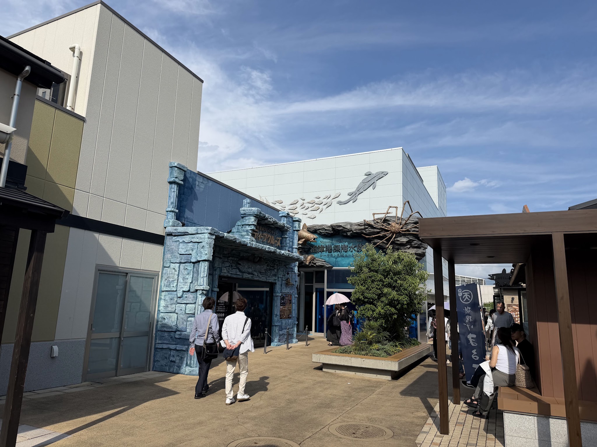 水族館の建物と、手前のアトラクション側の外観