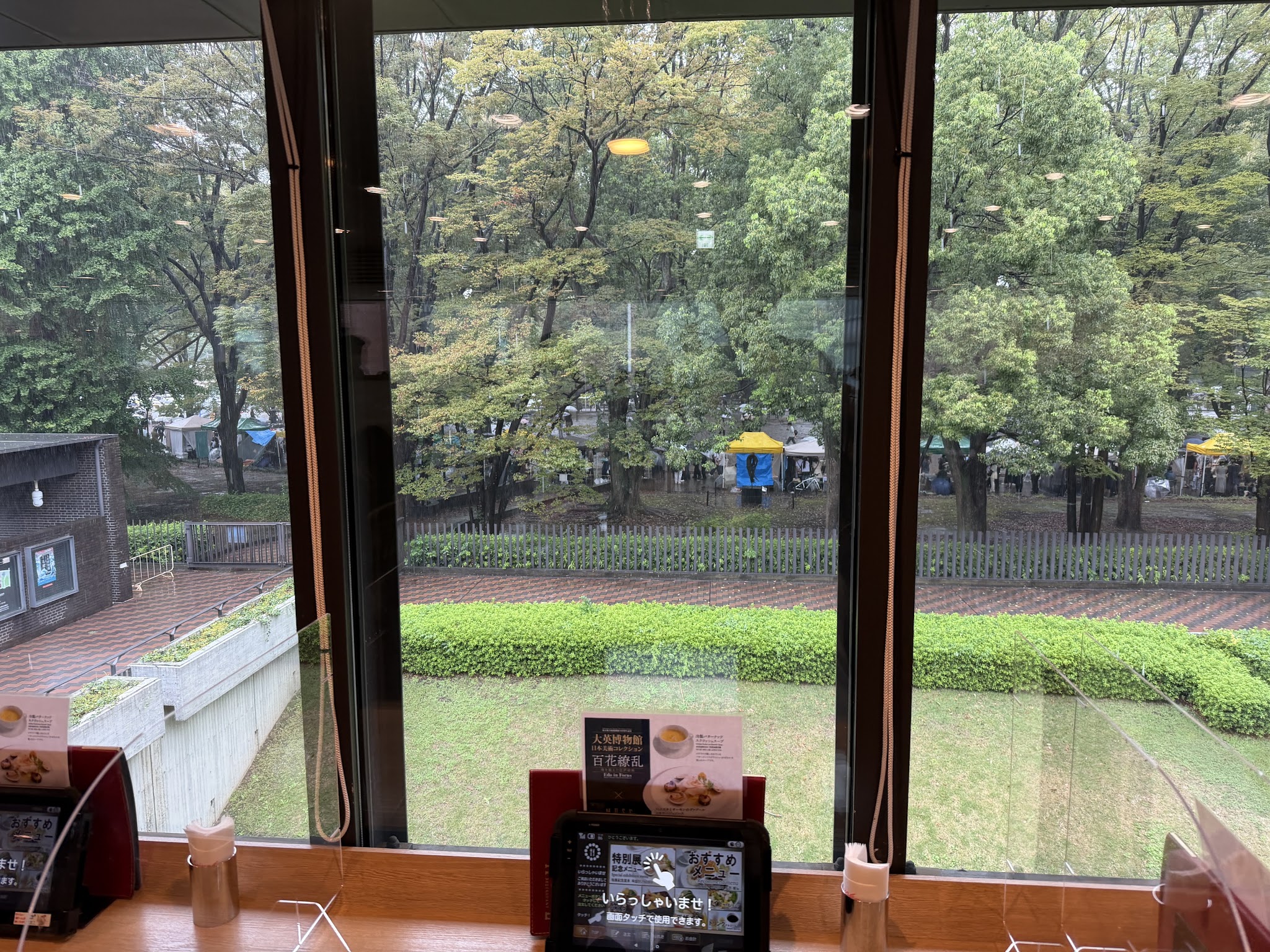 窓際のカウンター席から見える上野公園の木々