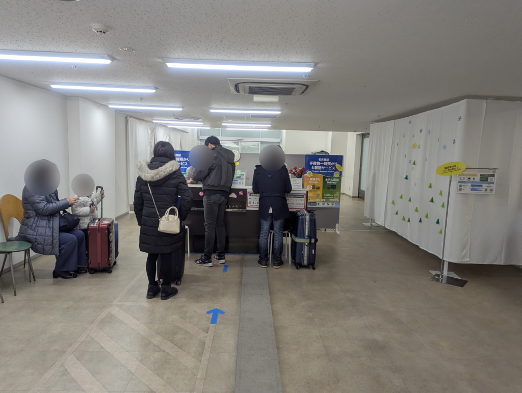 手荷物の窓口で受付の順番を待っている様子