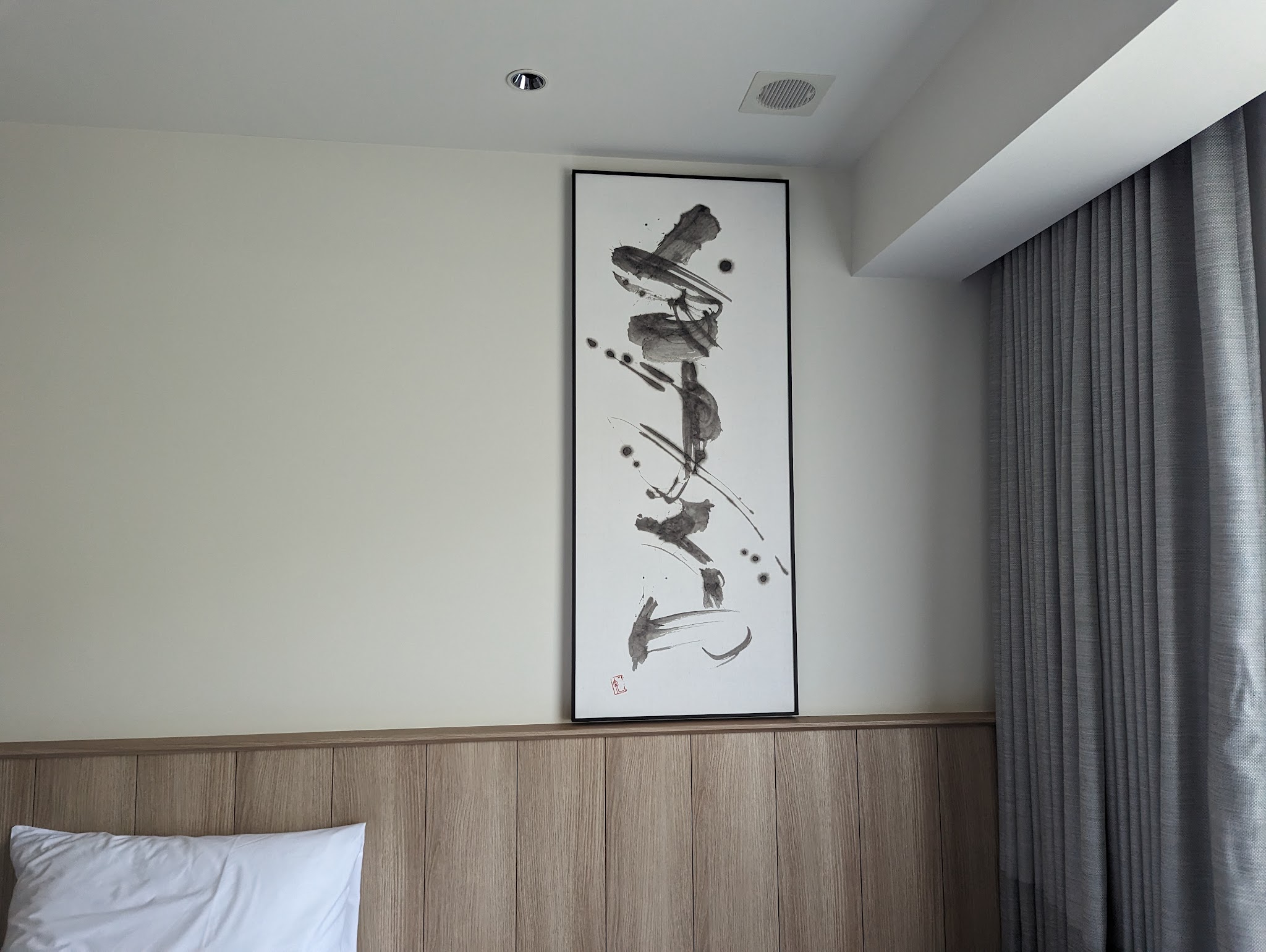 客室の壁に飾られた縦長のアート