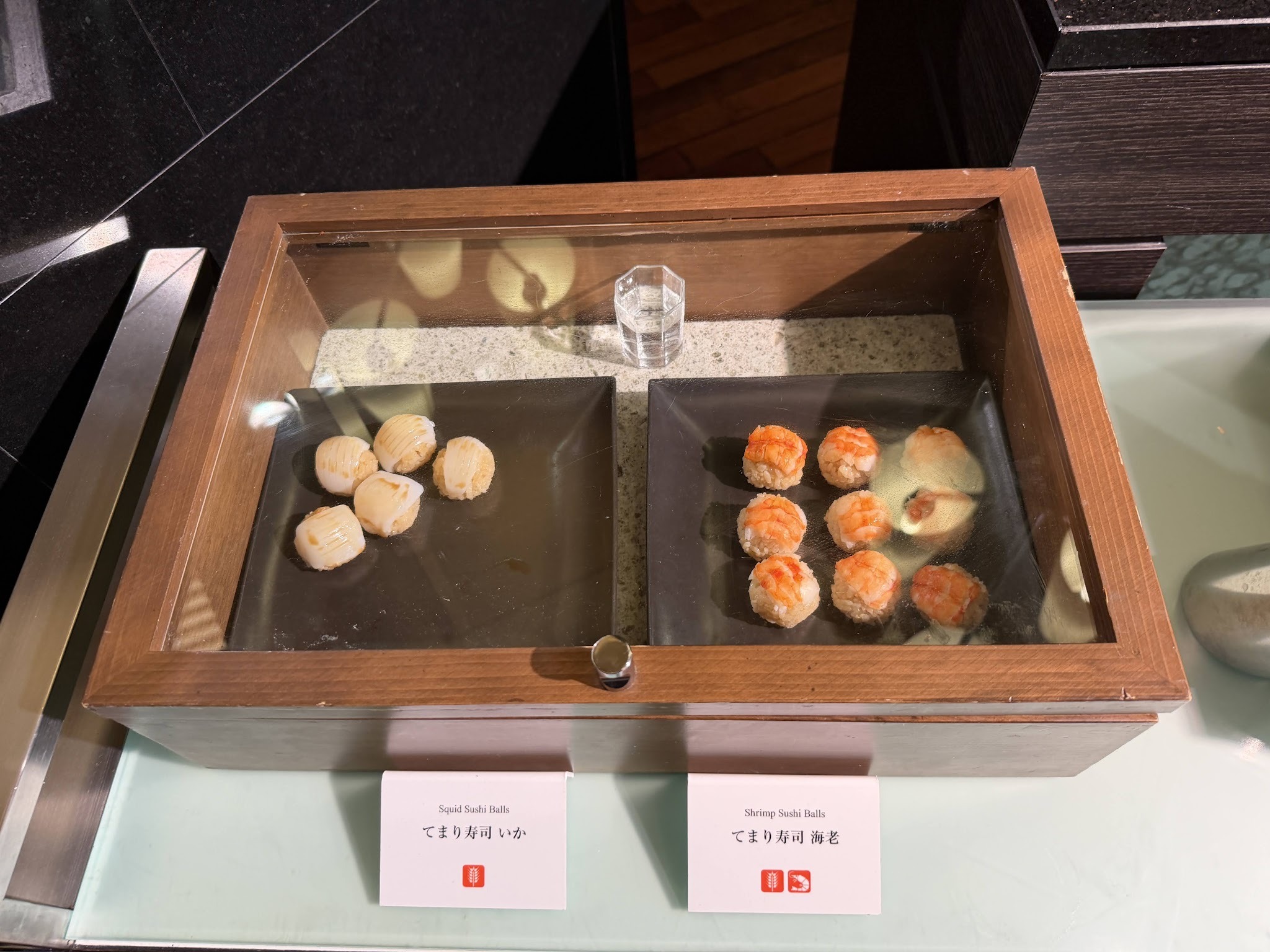 いかと海老のてまり寿司の料理台