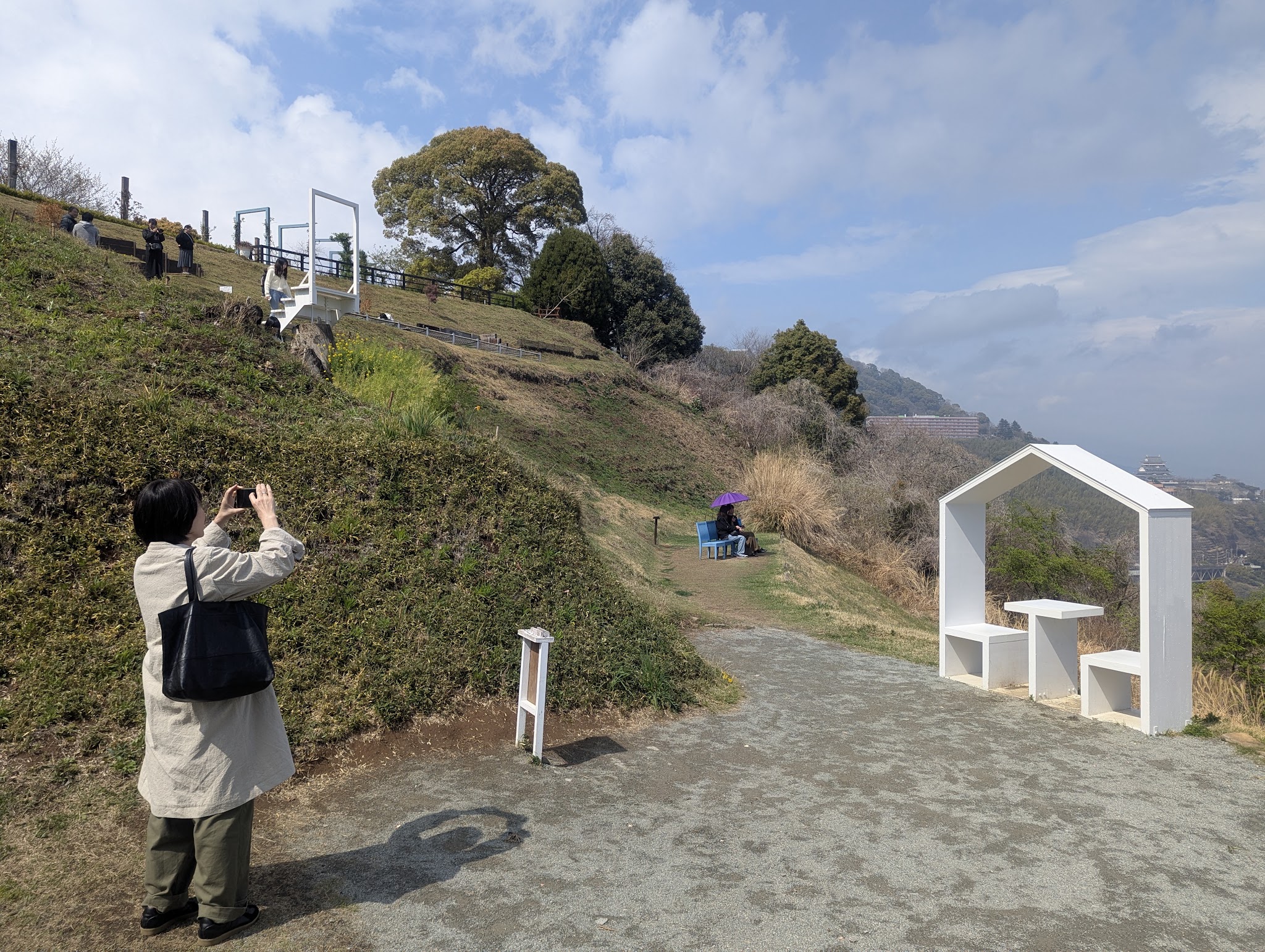 白い家形のフレームと撮影中の来園者