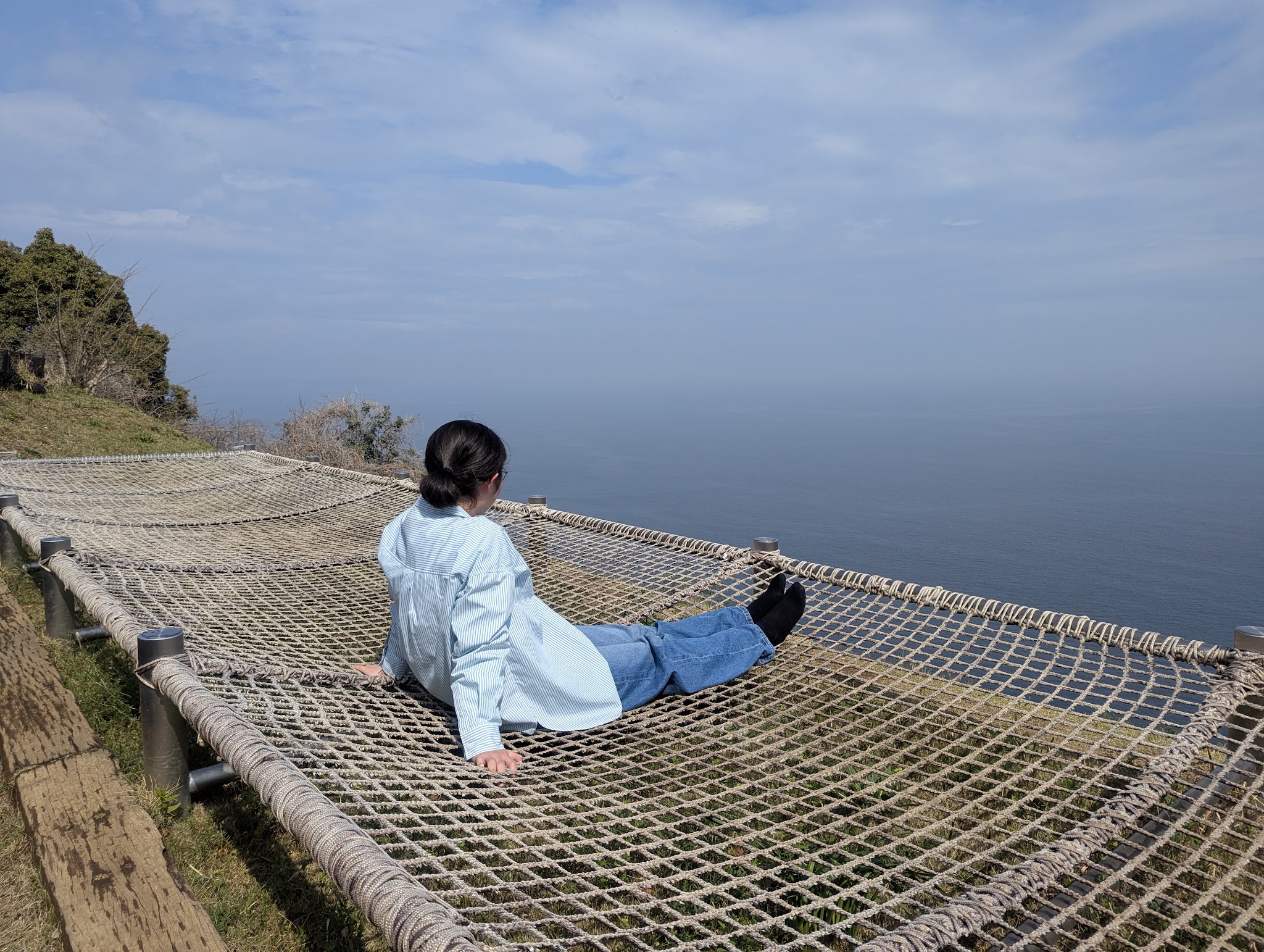 海を望むネット状のハンモック