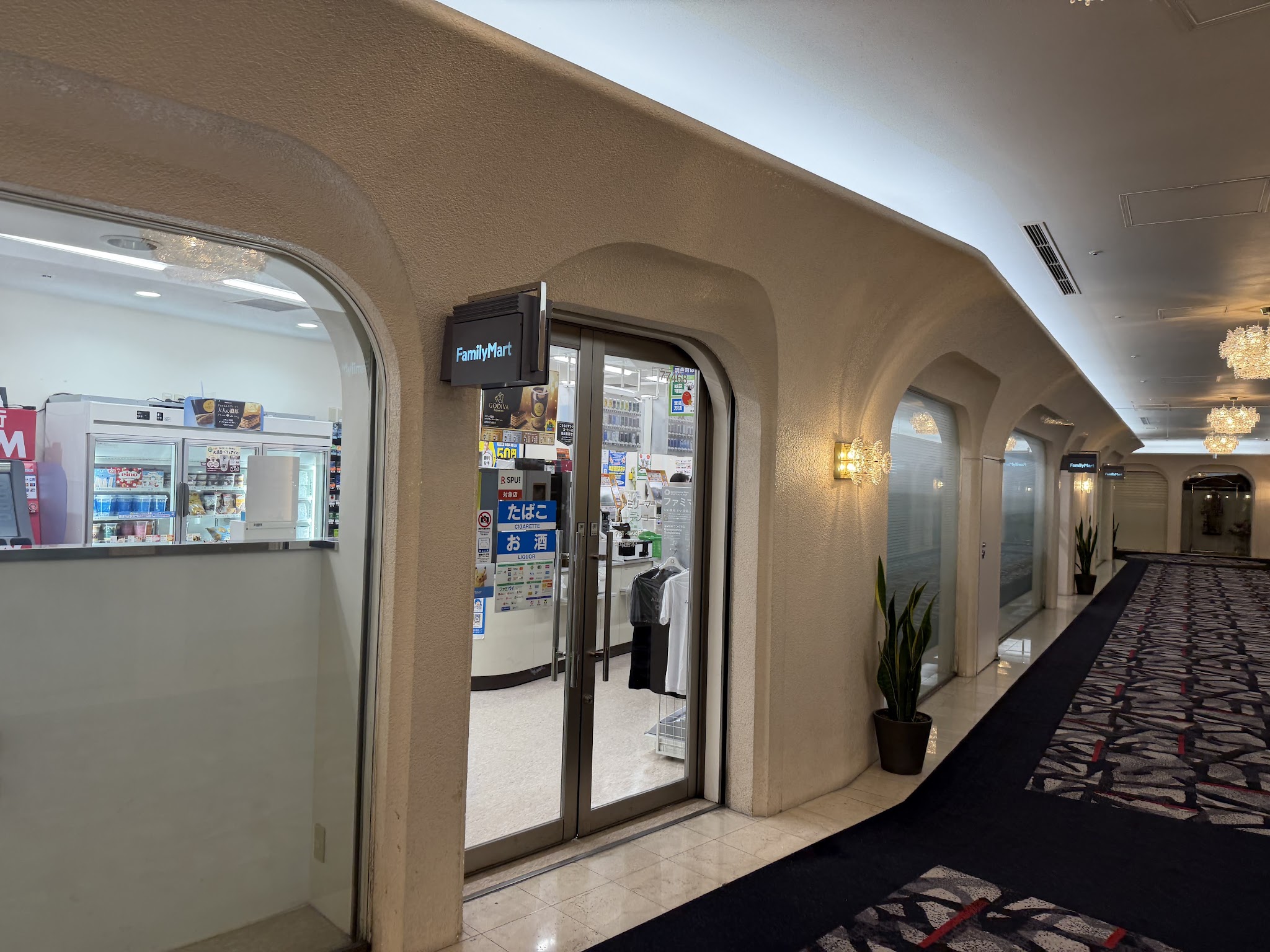 ファミリーマートの入口