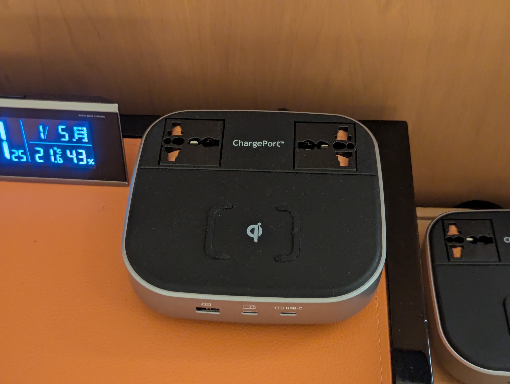 ヒルトン名古屋｜ベッド脇の電源・充電機器