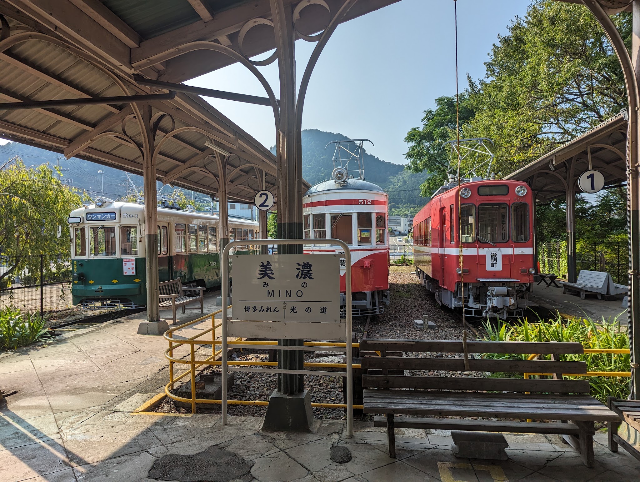 旧名鉄美濃駅のホームに並ぶ保存車両