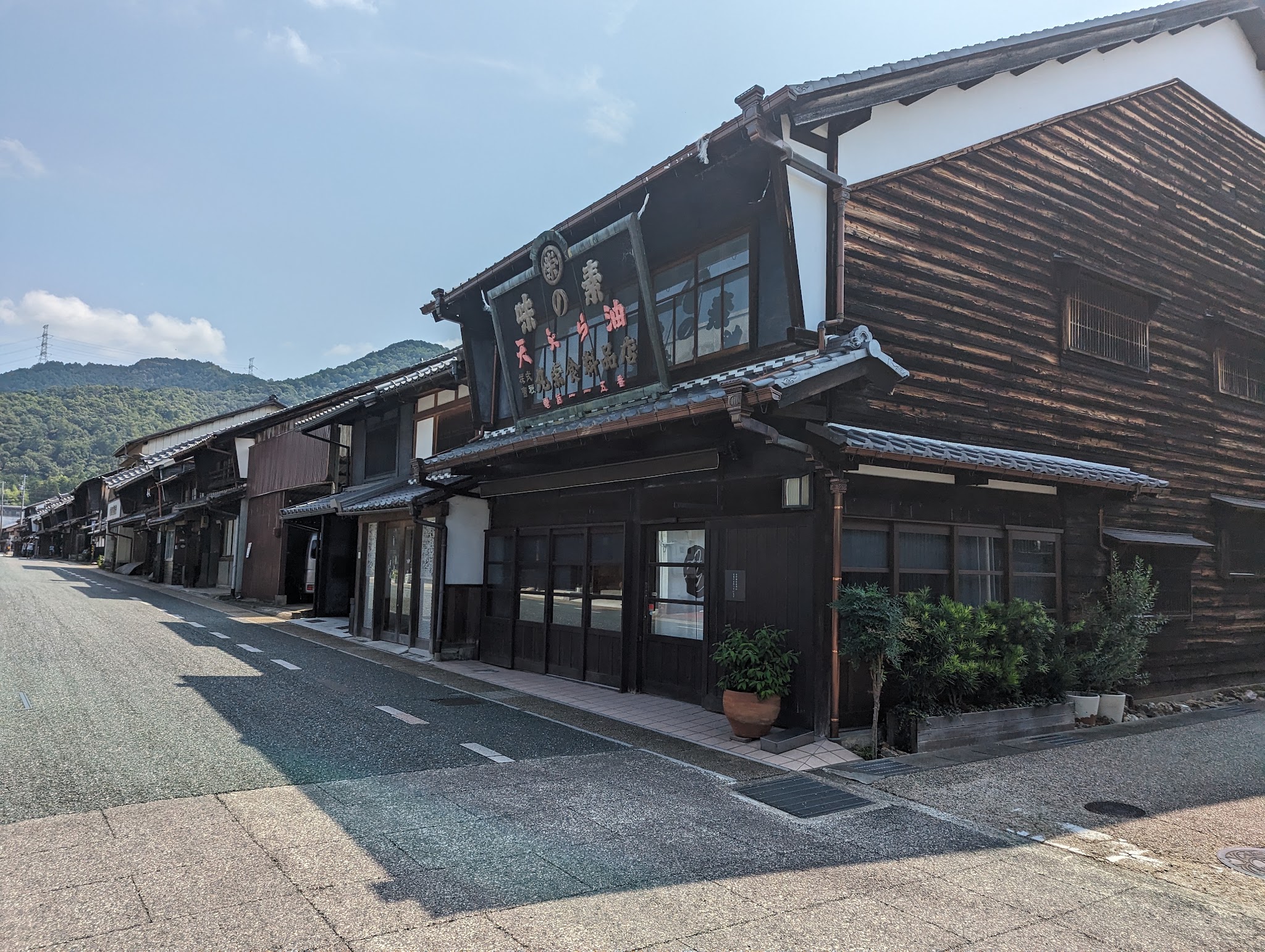 美濃の街中に並ぶ瓦屋根と木造の建物