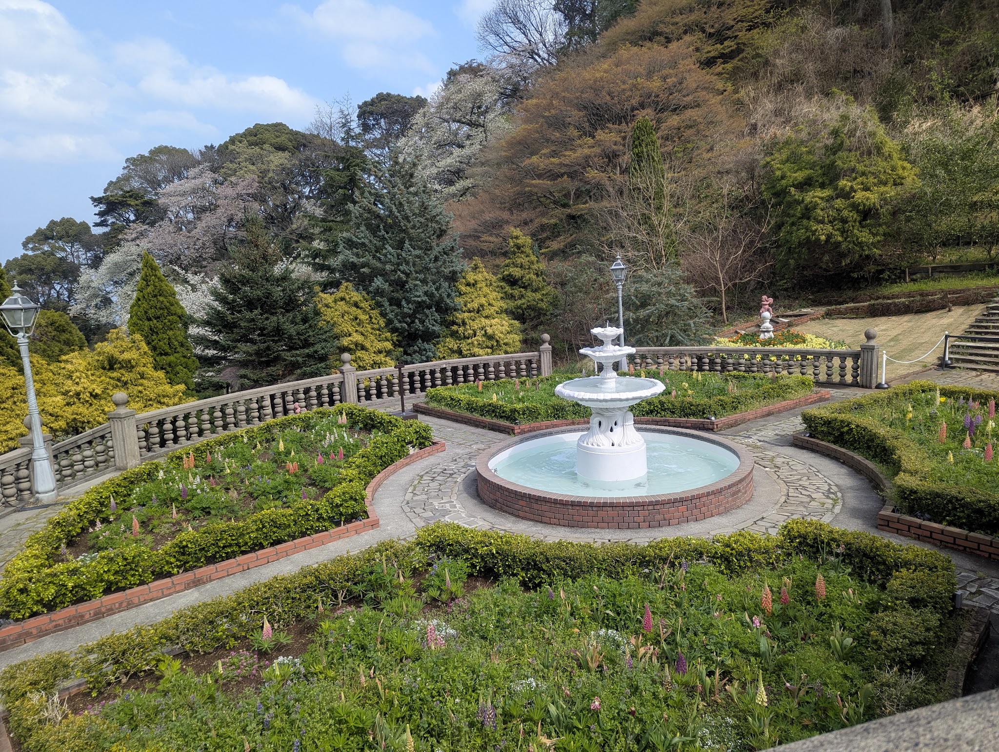 白い噴水を中心とした庭園